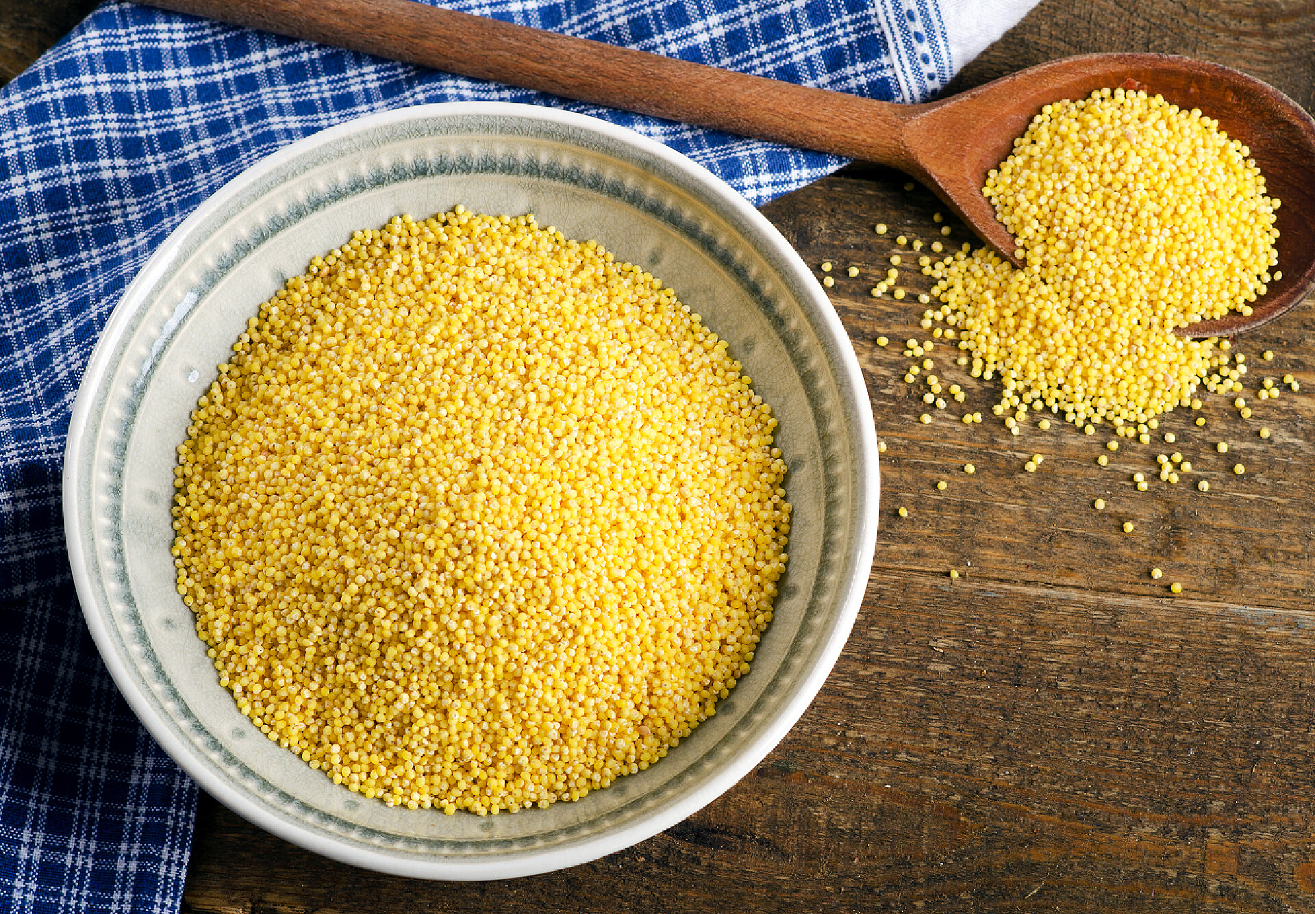 在碗里的谷子粮食农作物