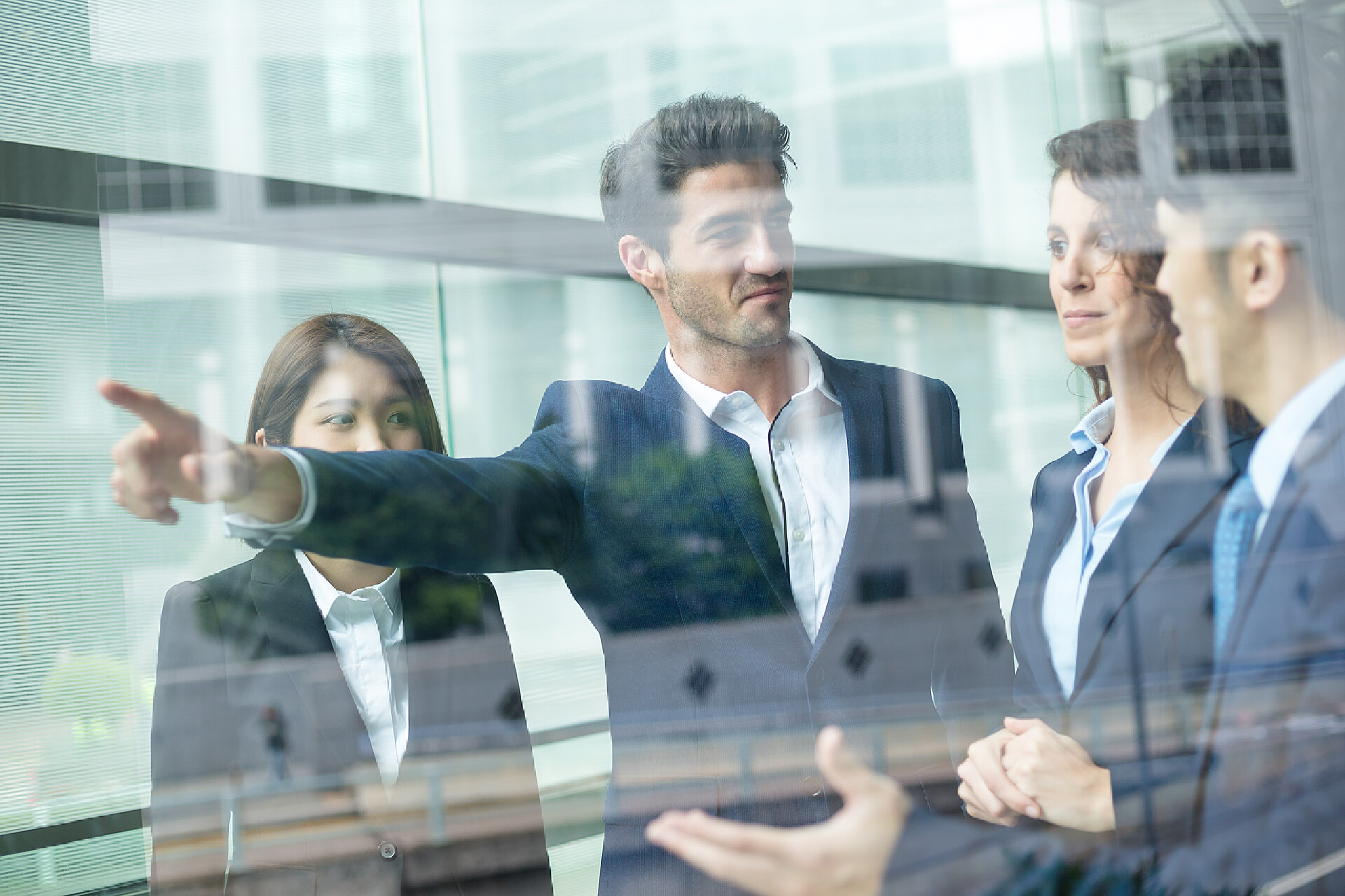 商业商务团队在办公室交谈