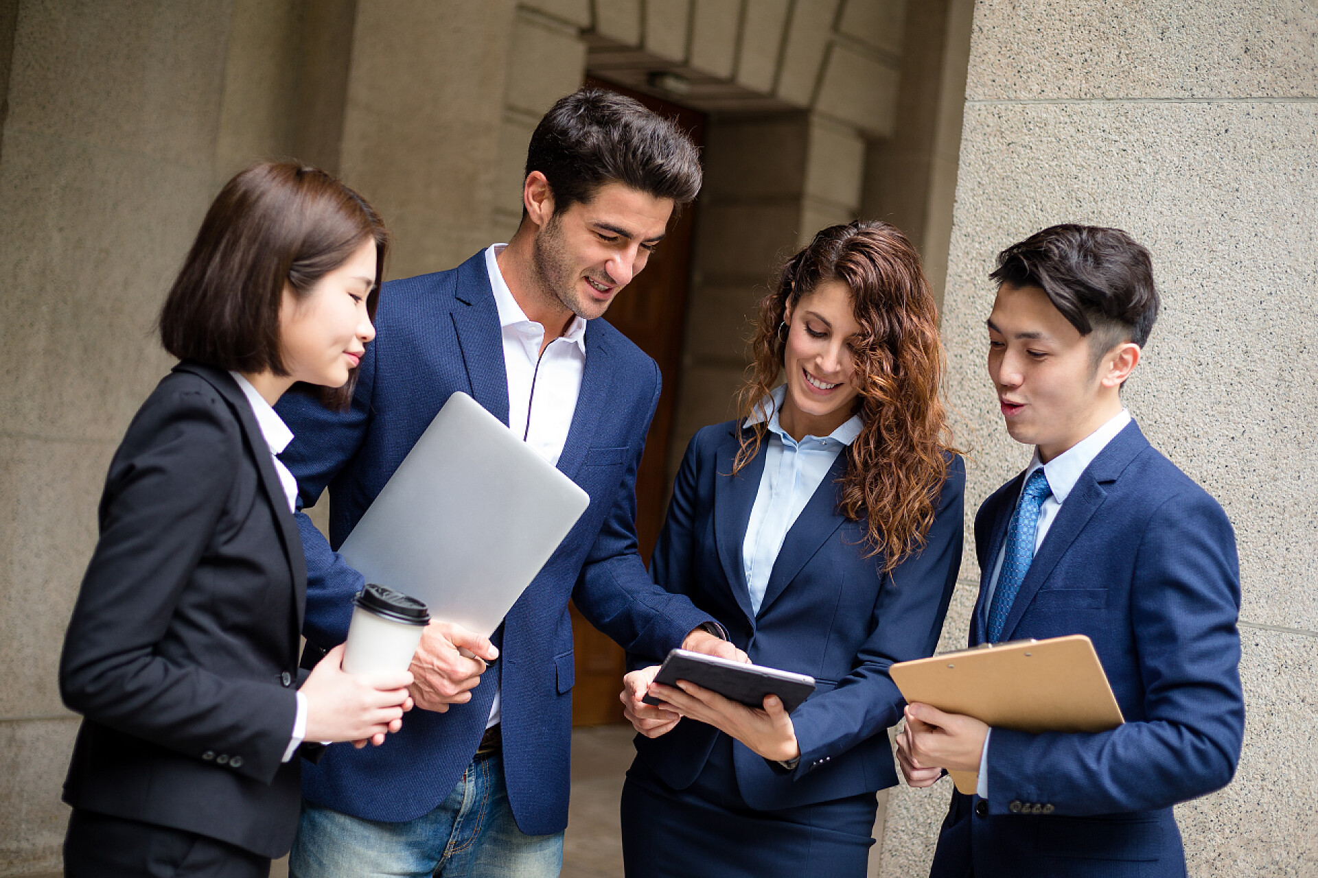 商业商务团队在户外交谈