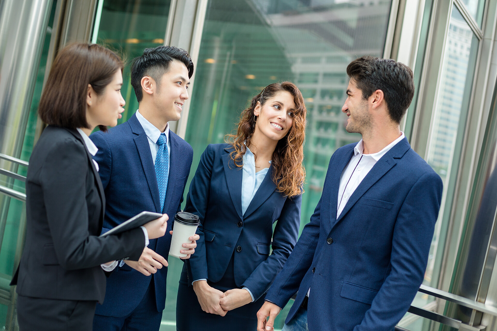 商业商务团队在户外交谈