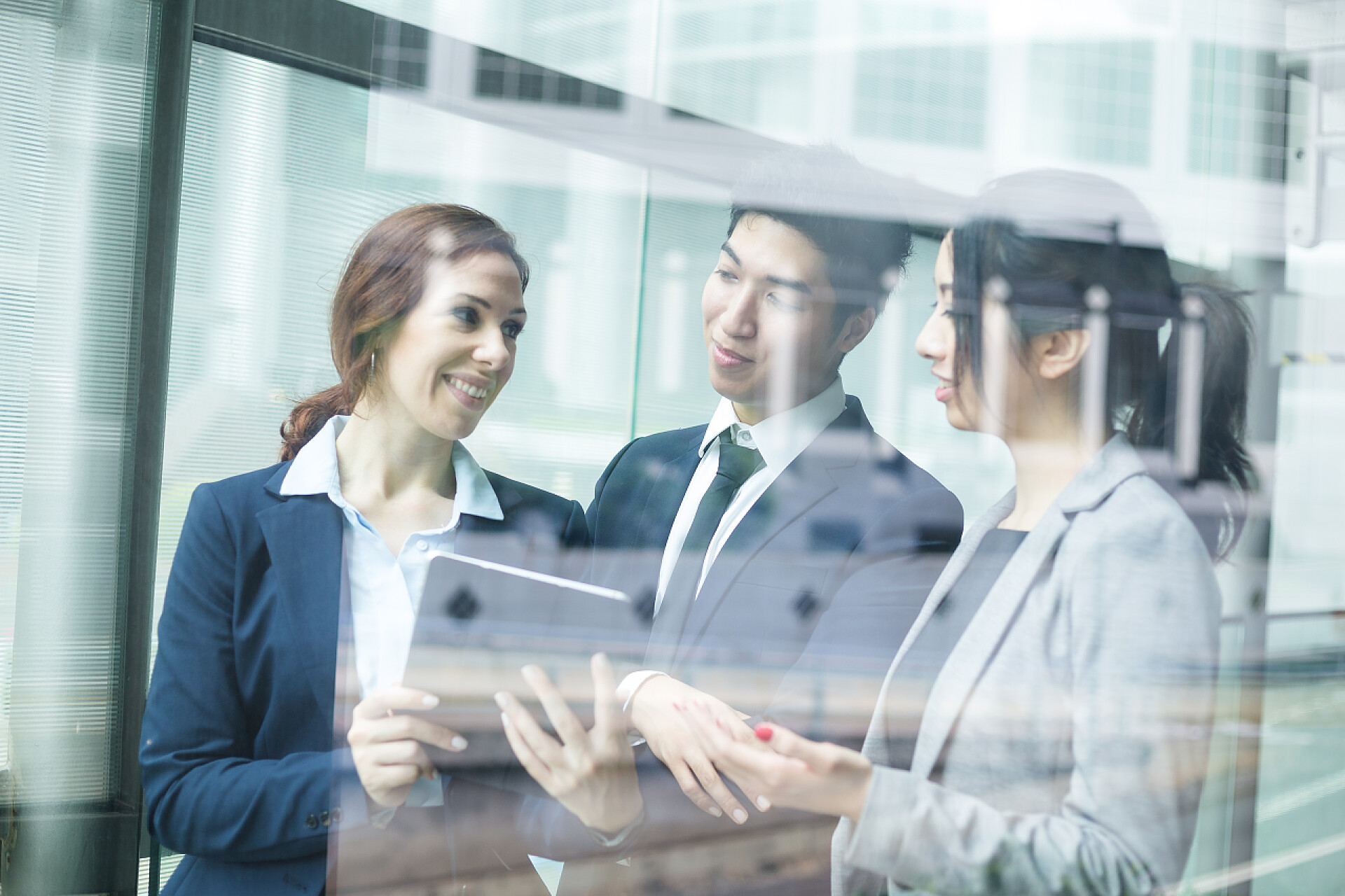 商业商务团队开会讨论