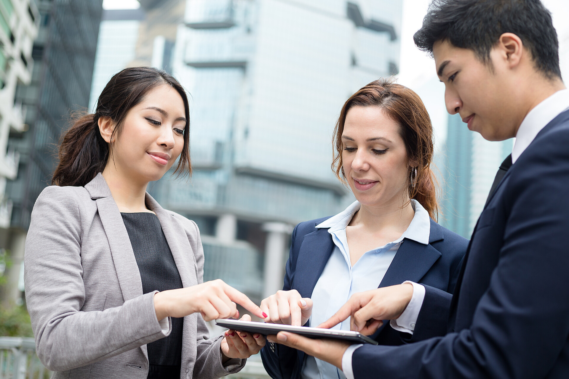 商业人在办公室外面交谈