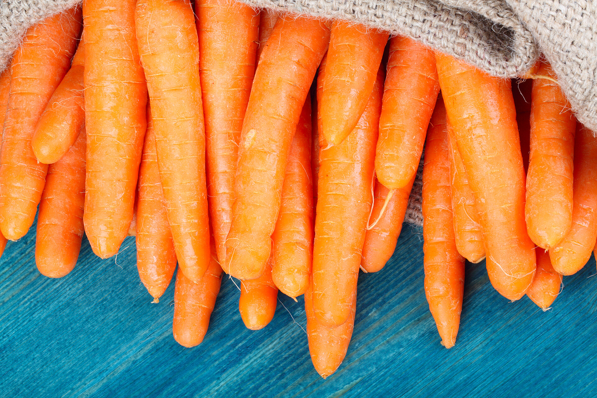 麻布袋新鲜挖新胡萝卜蔬菜