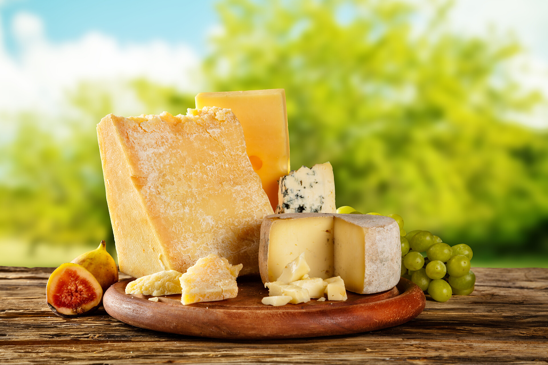 户外桌子上的早餐奶酪食物