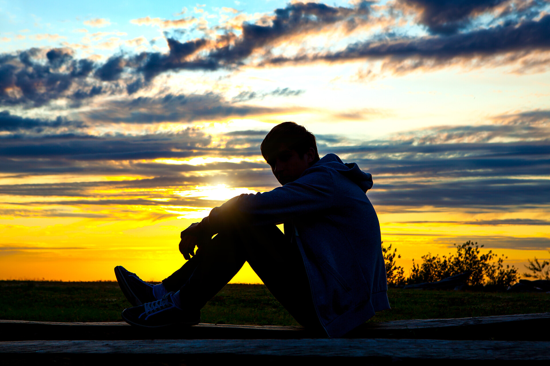 日落下的人剪影自然风光