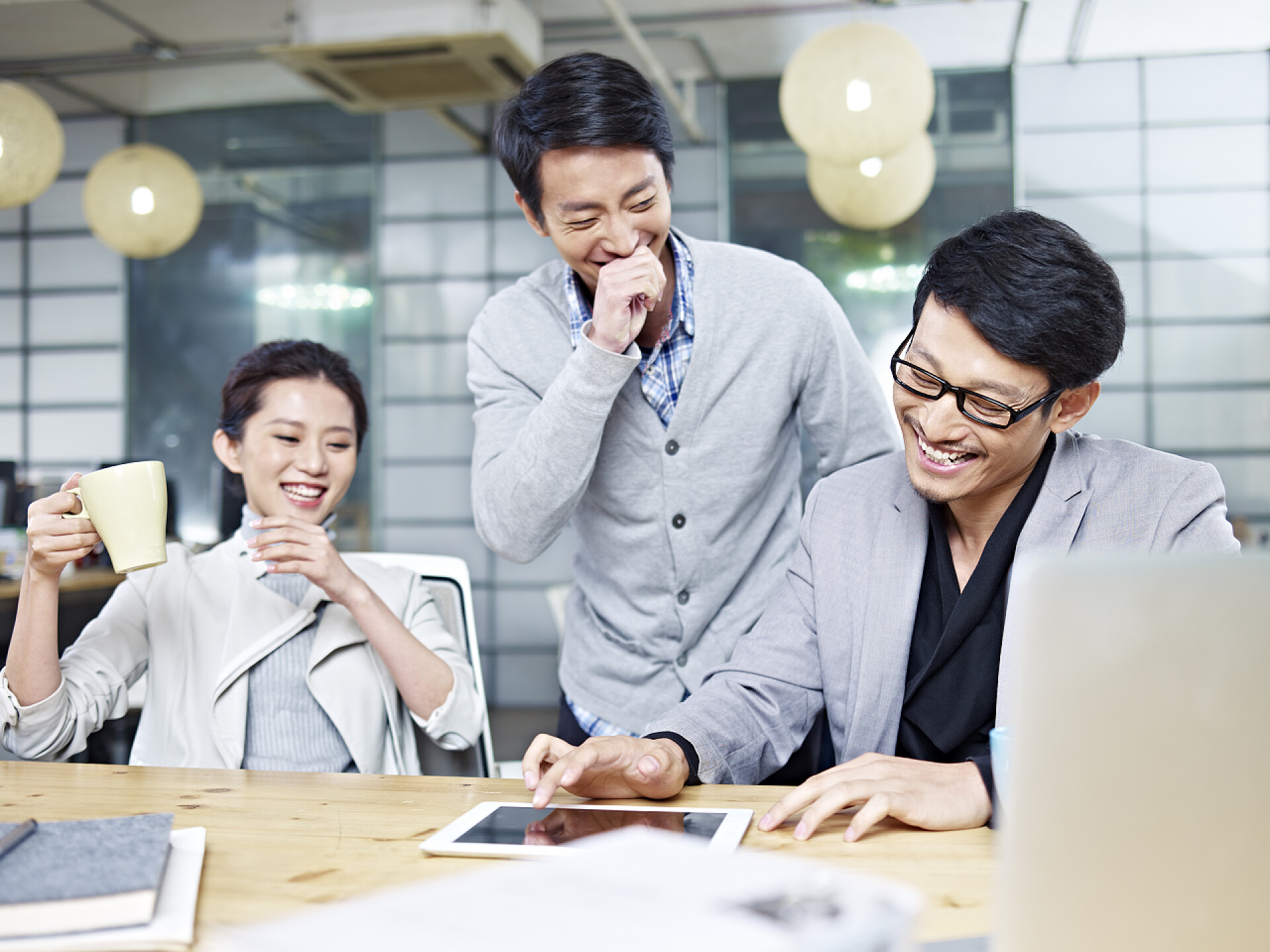 在办公室工作的年轻企业家团队