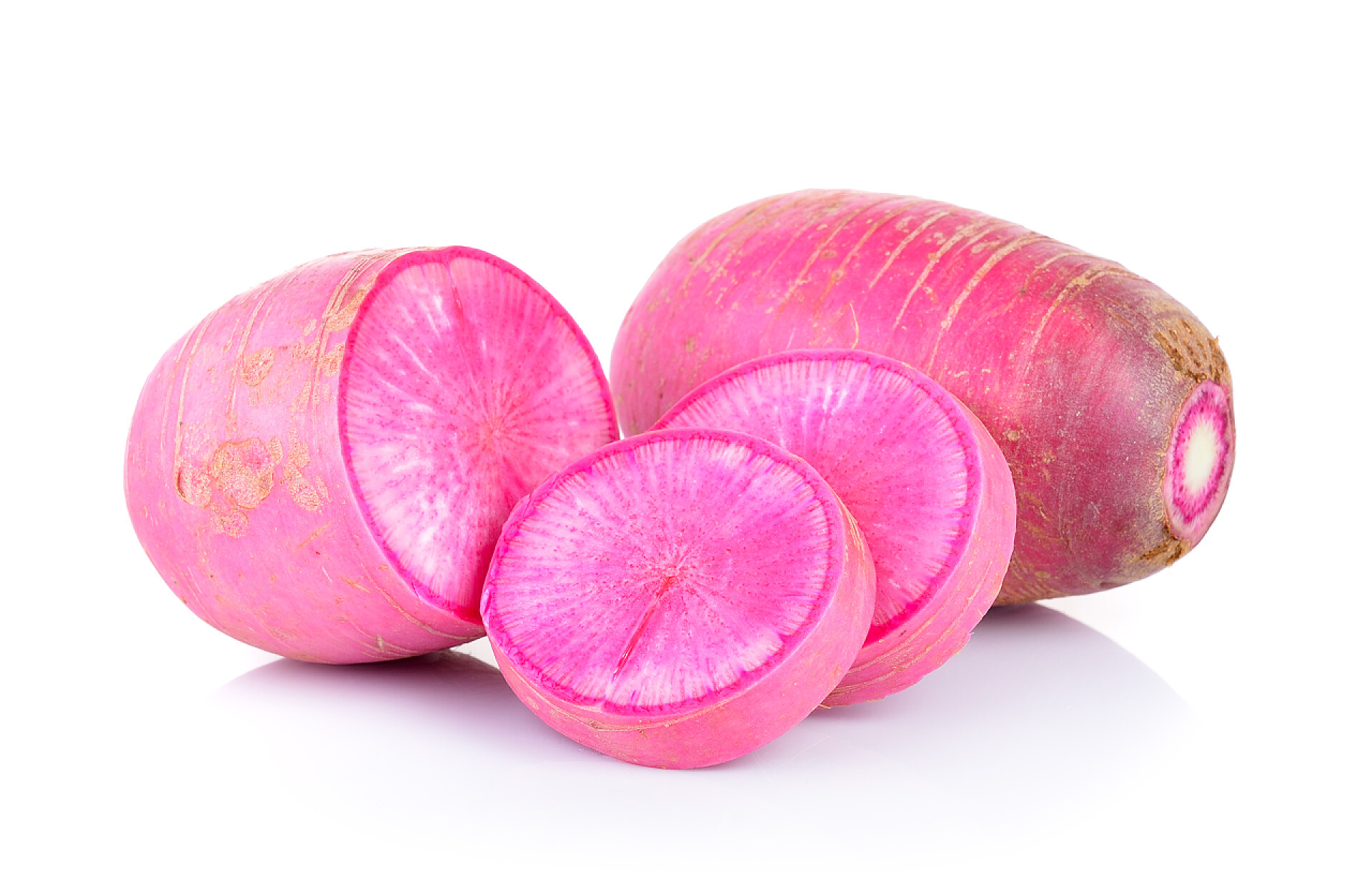 白色背景的红萝卜蔬菜