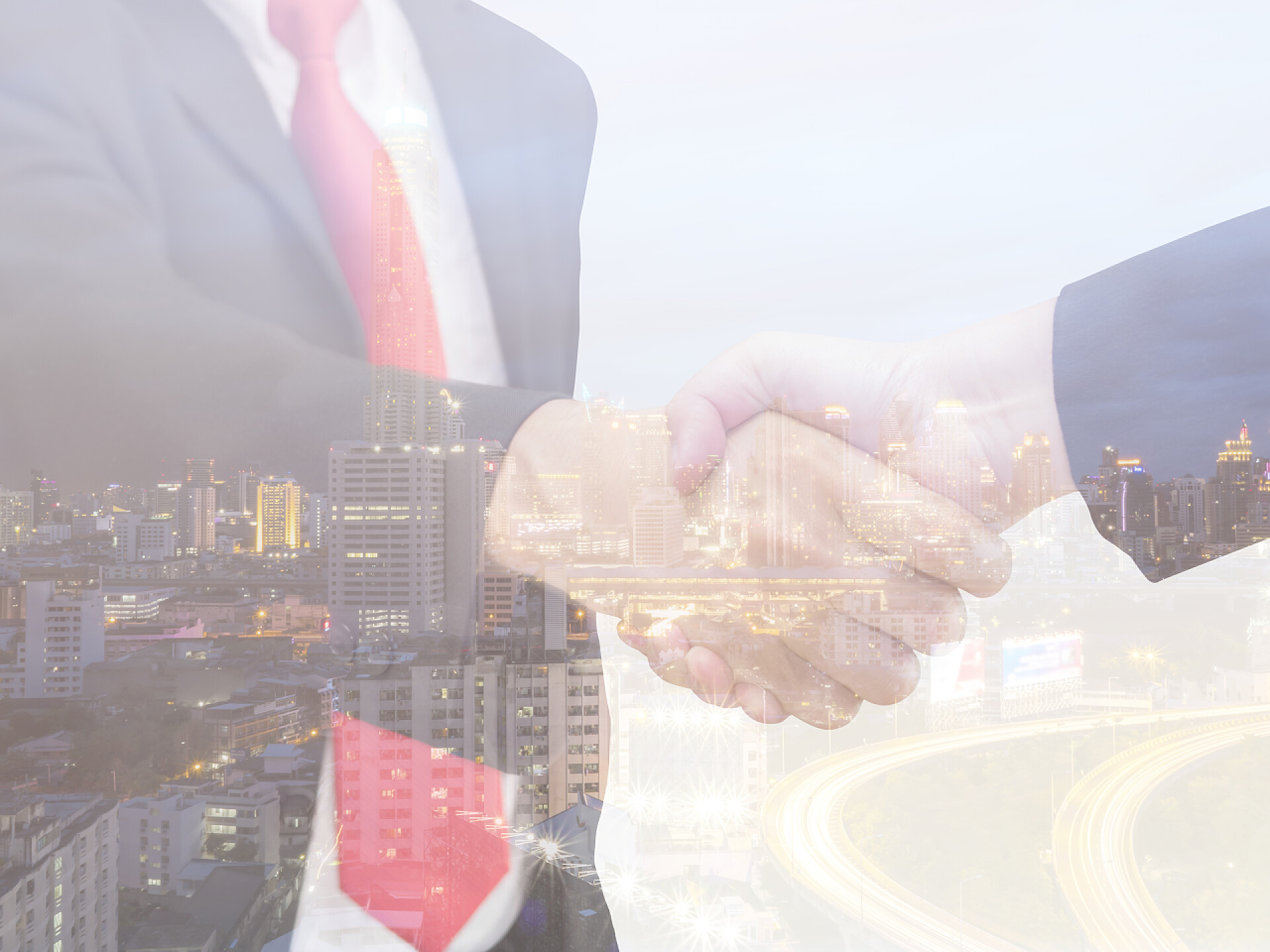 商务握手的人物在城市建筑背景上双重曝光