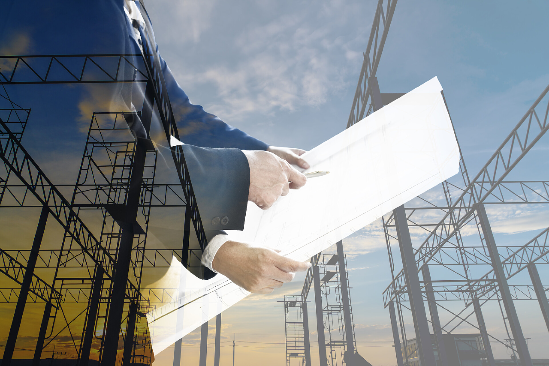 两个建筑师看施工图纸建筑双重曝光