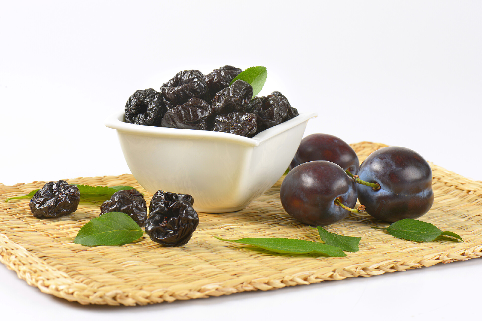 白色背景上新鲜的李子干果食物