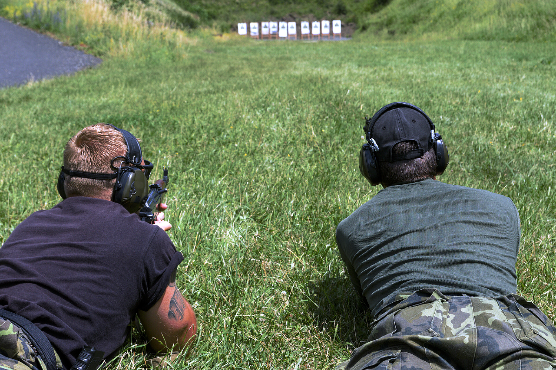 两个人在靶场打靶