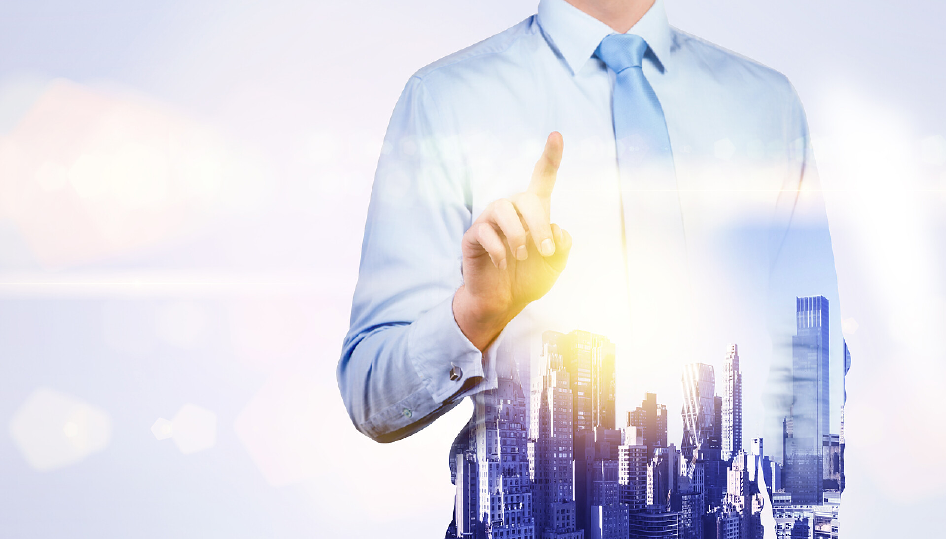 触摸屏幕的商人站在高楼前双重曝光指向的商人在纽约城背景与阳光的前视图。二次曝光