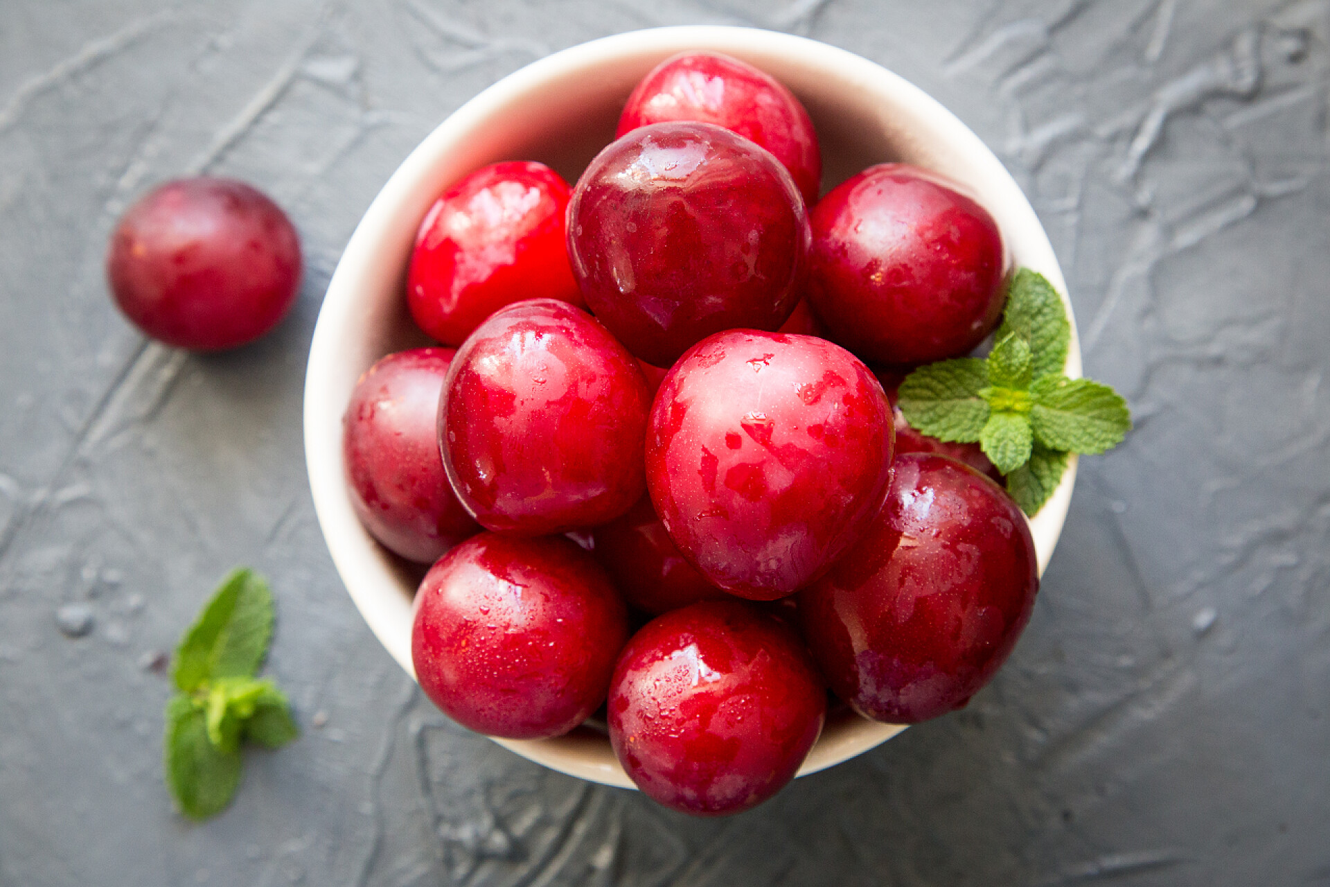 俯拍水果一个木碗里的美味红梅