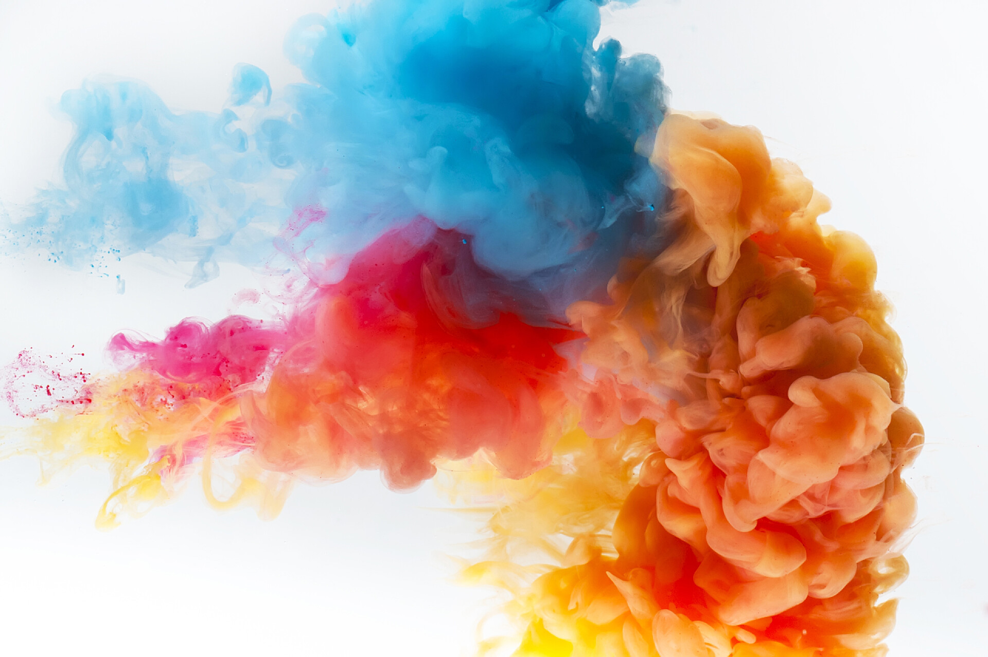 白色的背景红色黄色和蓝色颜料晕染开的效果