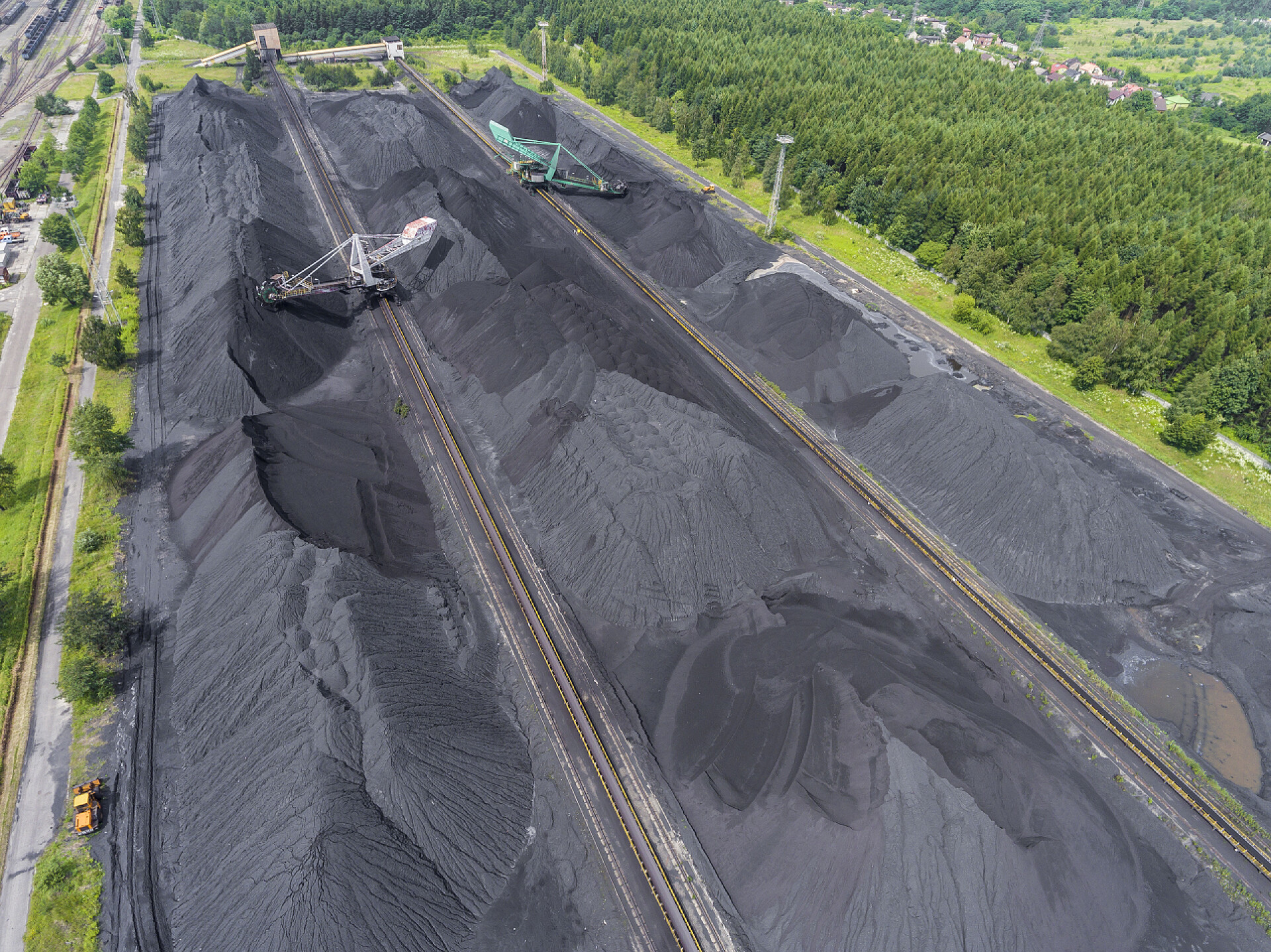 矿山开采挖掘机作业的航拍