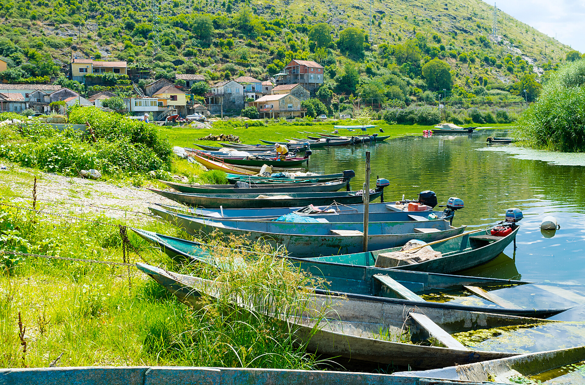 自然风景河水边的小船莫拉卡河在Vranjina 渔村里有很多的端口停泊木制平底船船，黑山