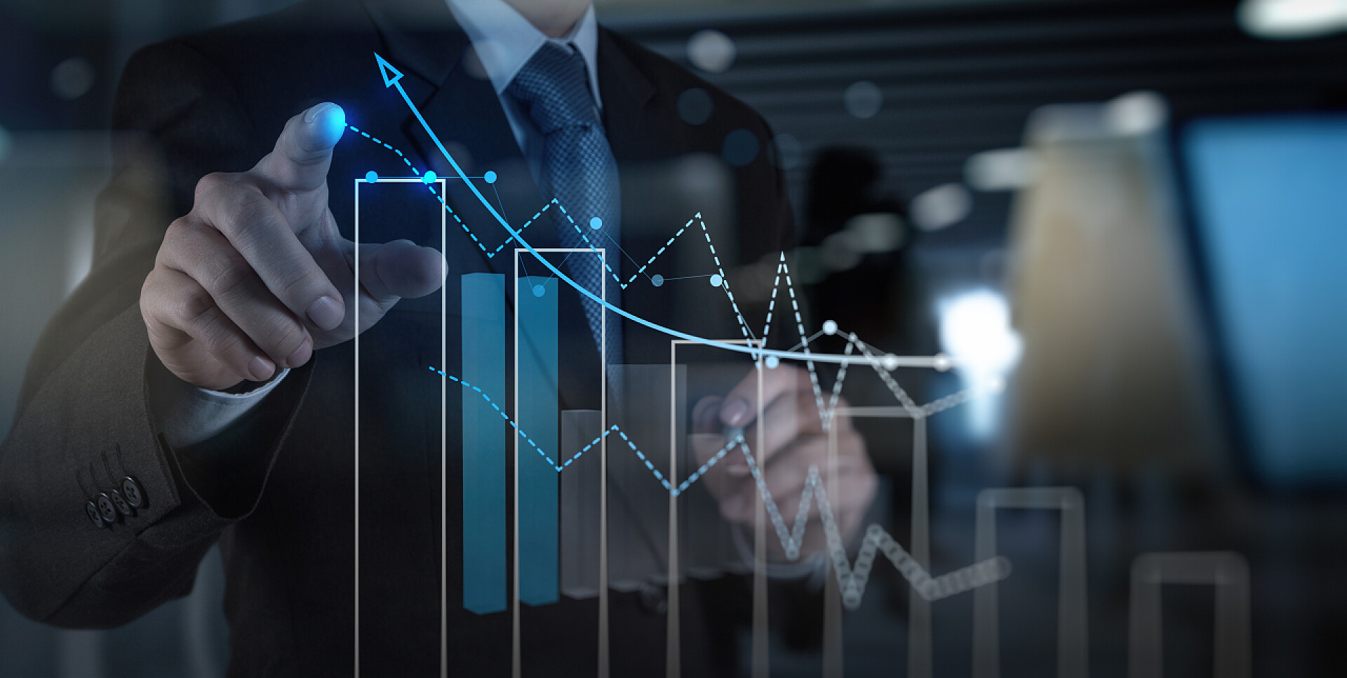 商务商人手工操作数据分析图商人手工操作的双重曝光--以现代计算机和商业新战略为概念