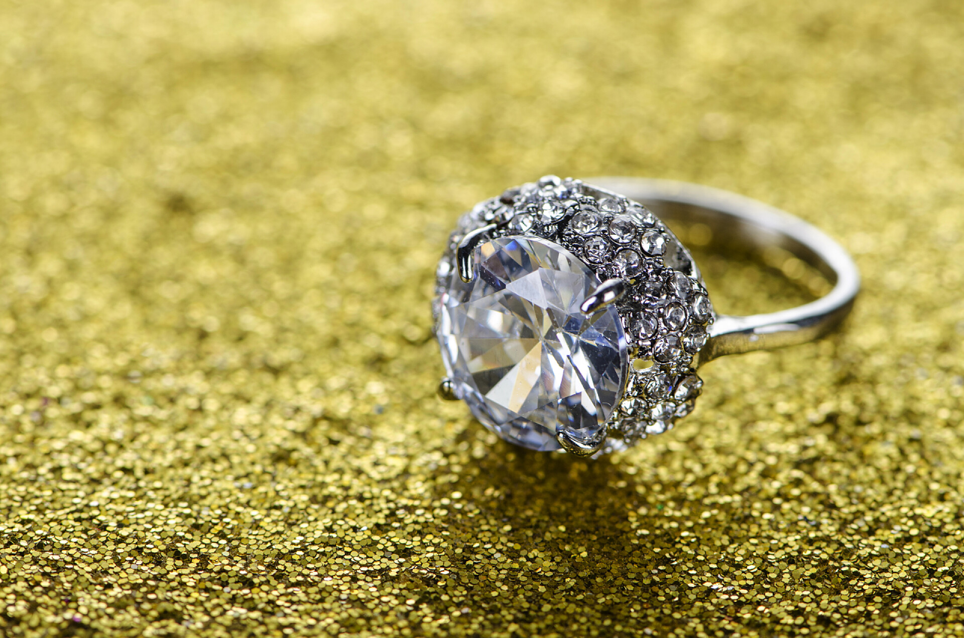 草地上的钻石戒指珠宝