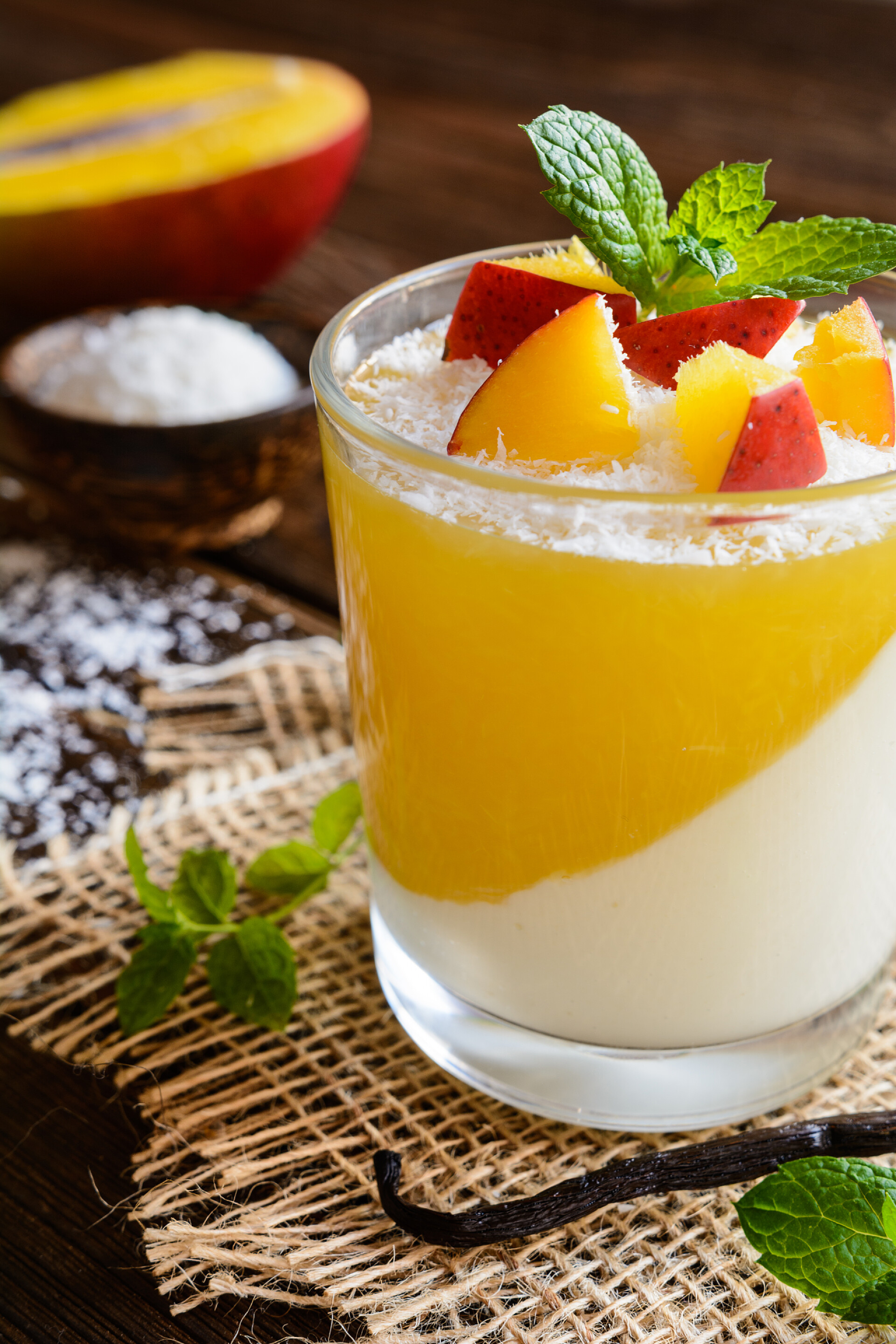 芒果果冻在一个玻璃瓶中甜品食物