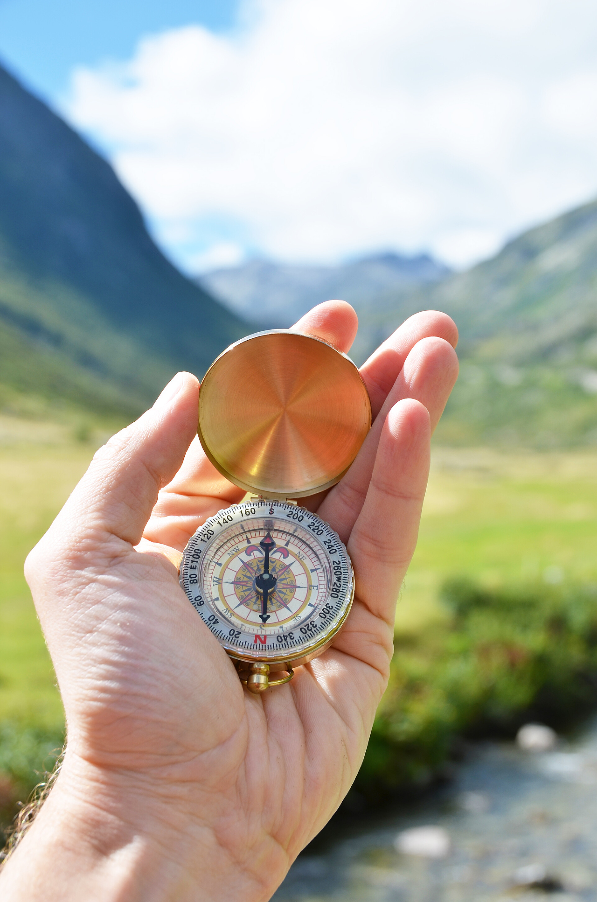 模糊的自然背景商务指南针在旅行者手上