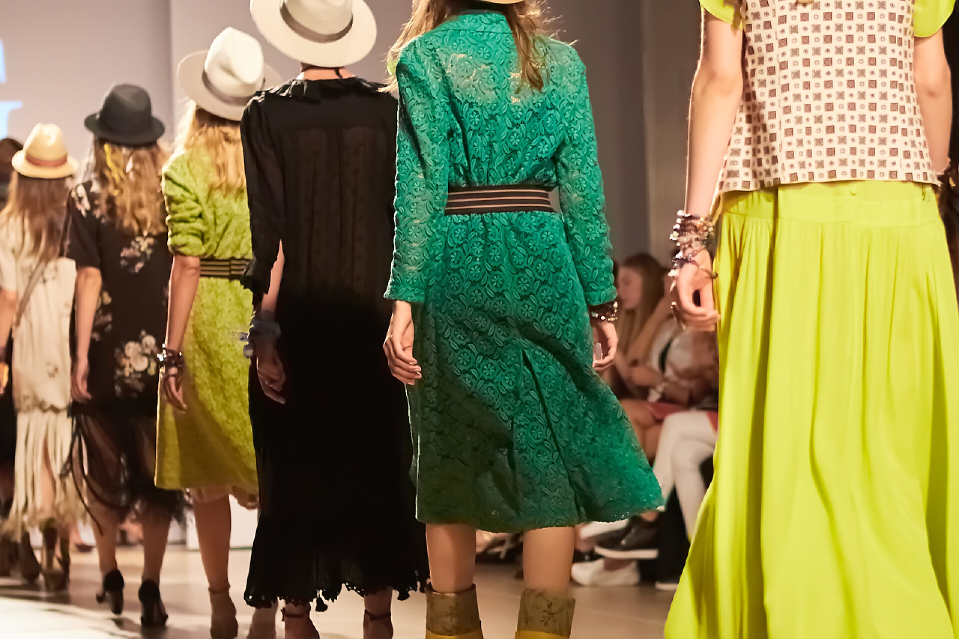 T台走秀的模特背影