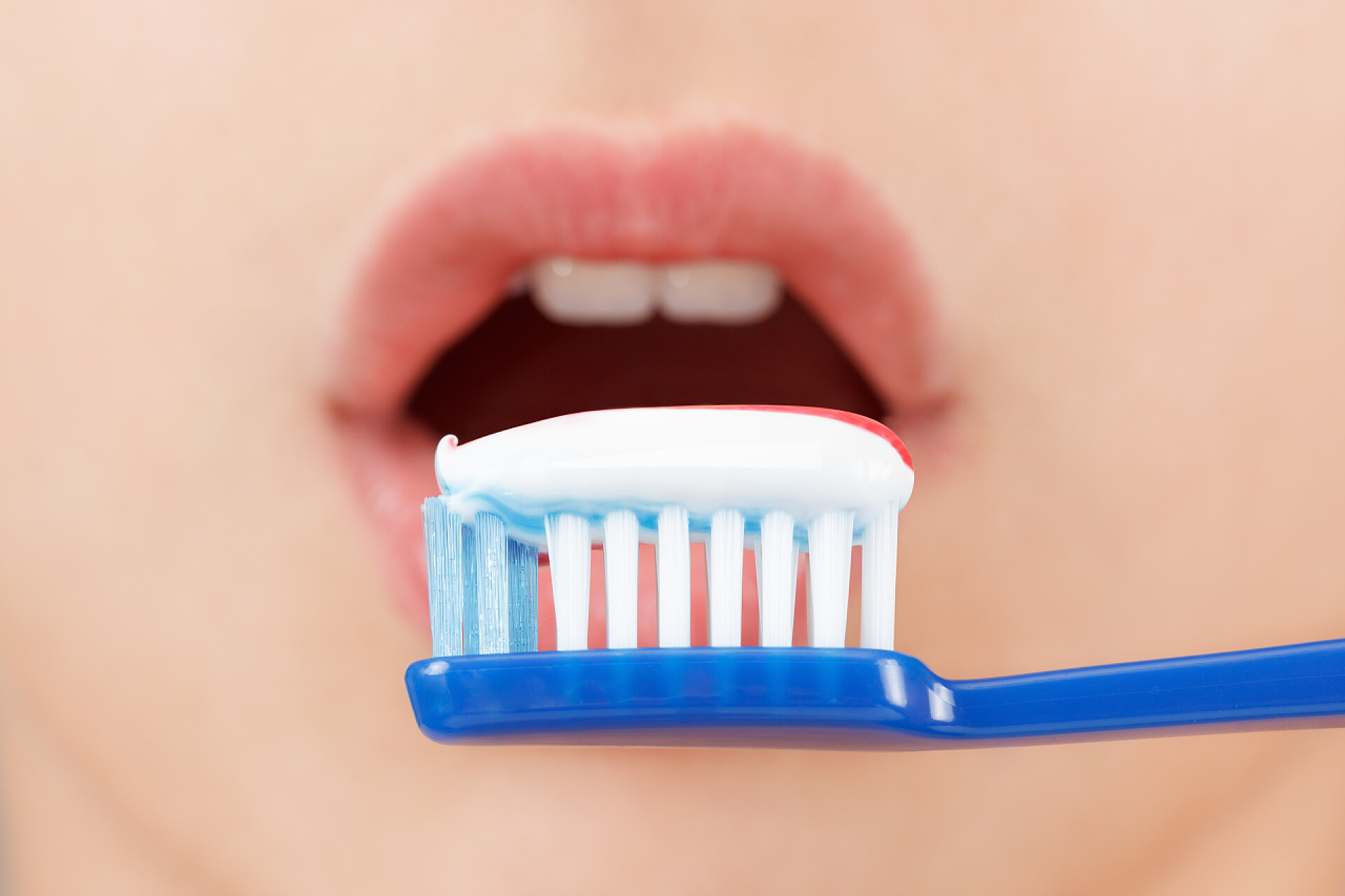 小男孩用牙刷刷牙卫生保健牙齿健康口腔健康