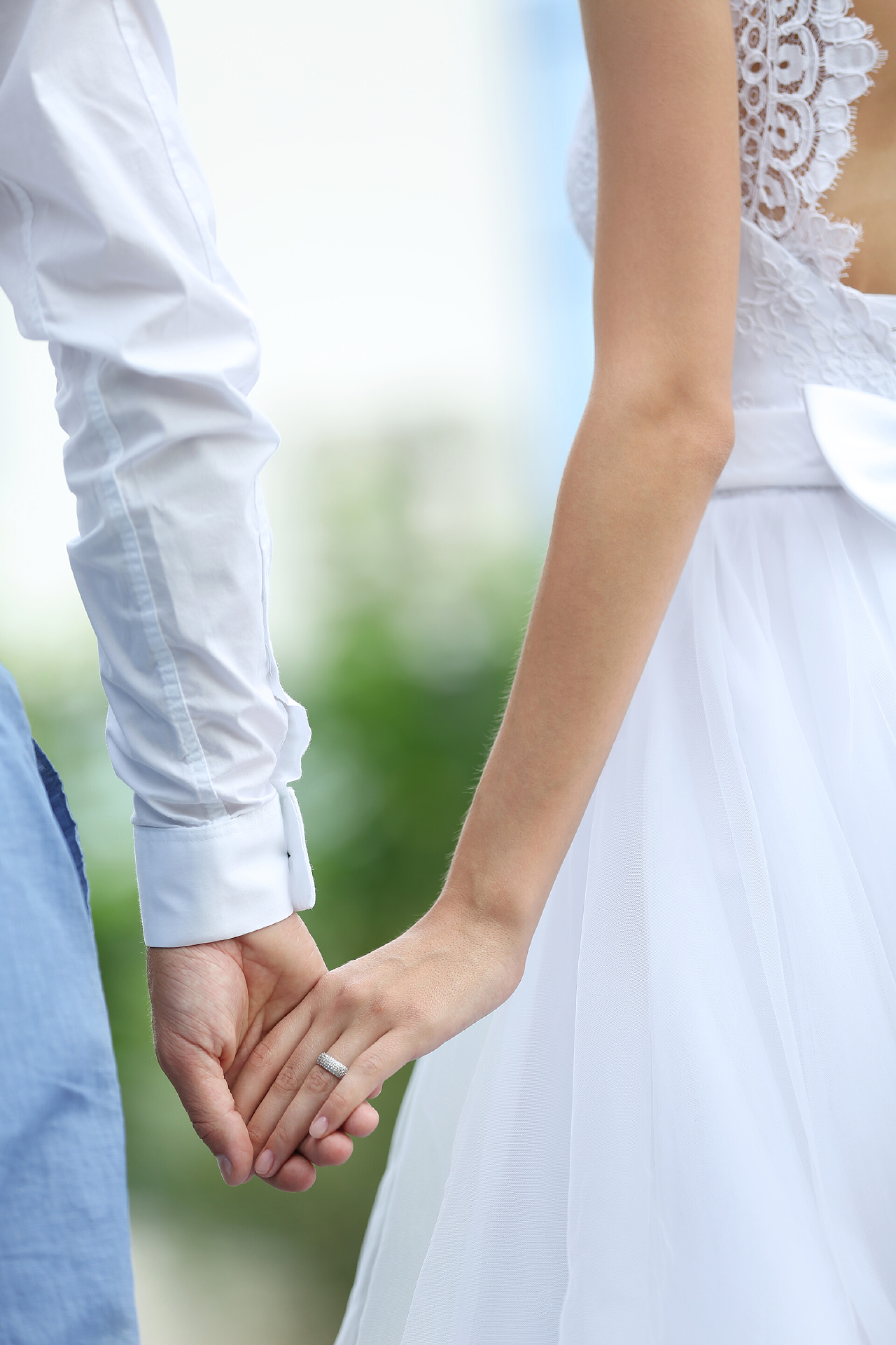 人物新娘和新郎一起手牵手户外