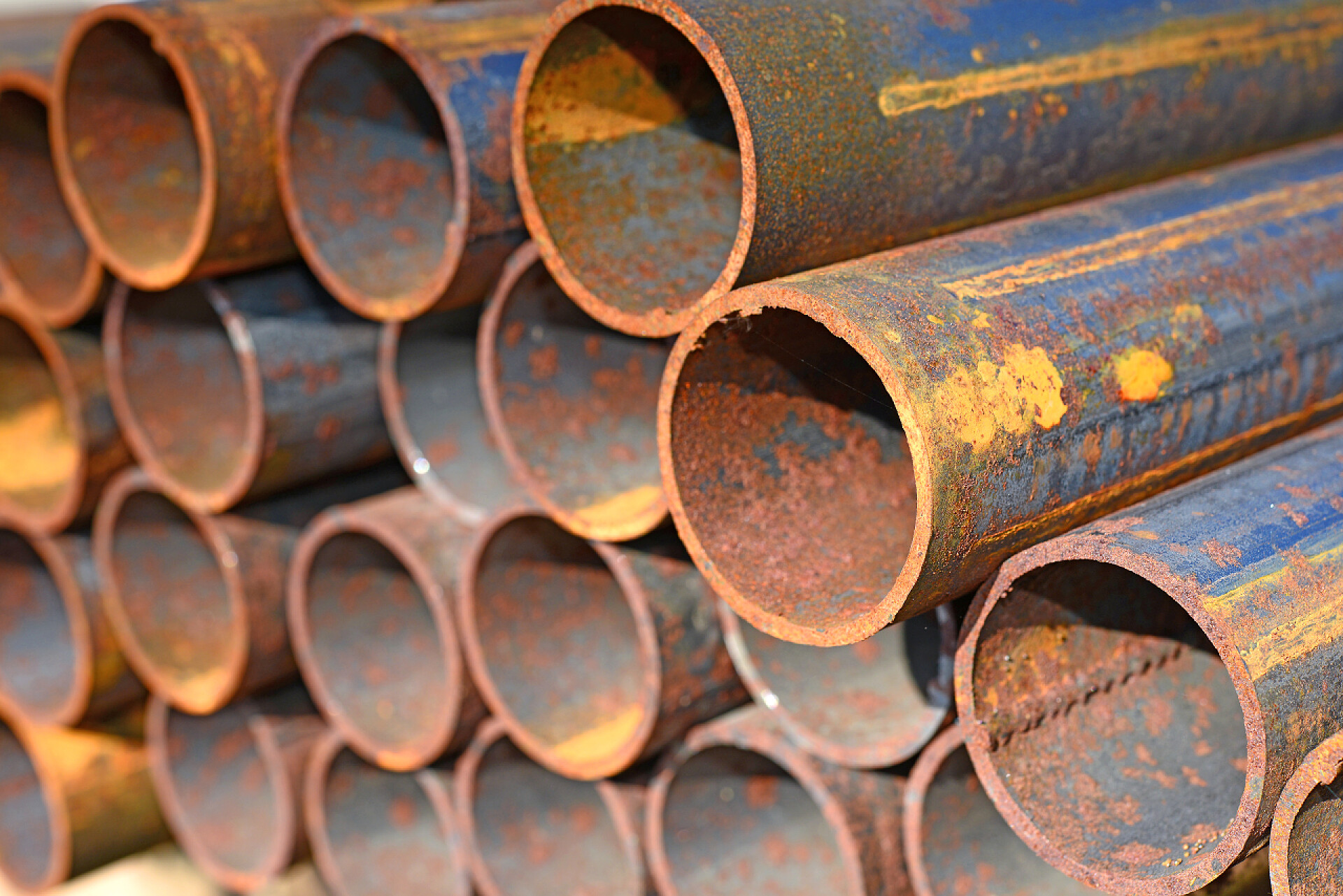 工业品工地上堆放着一堆的有锈迹钢质管道