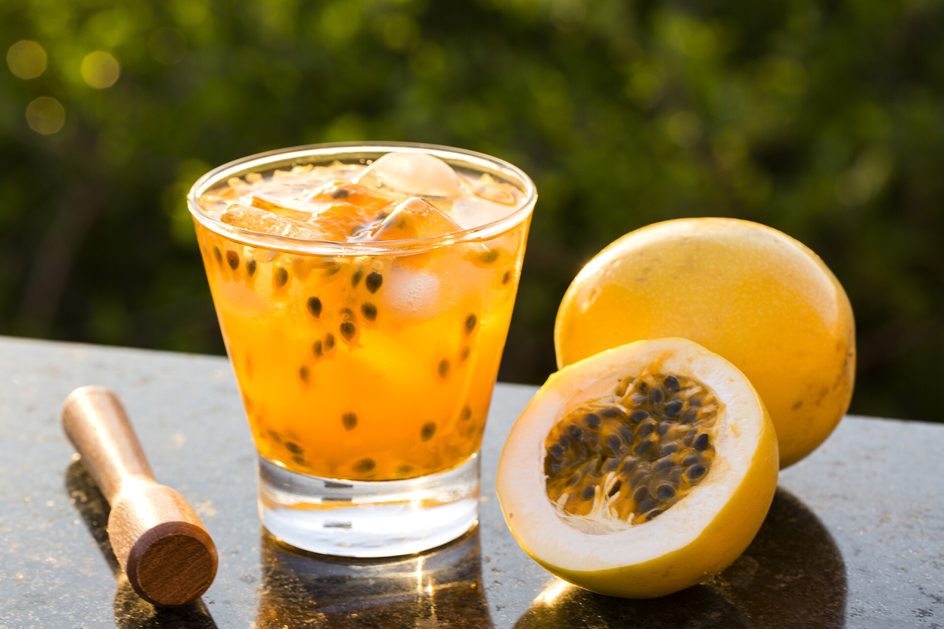 饮品在桌子上摆着的百香果和饮品