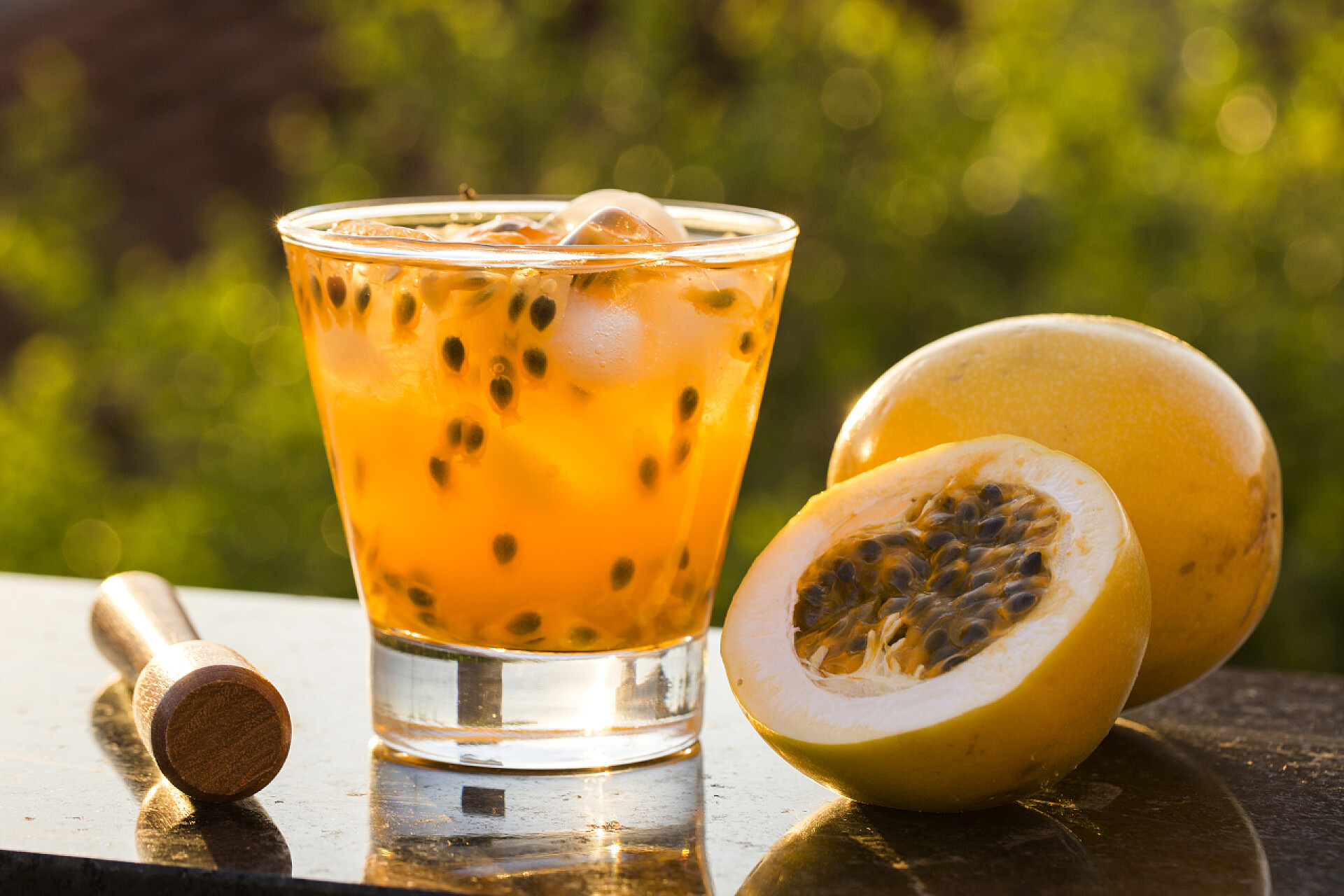 饮品在桌子上摆着的百香果和饮品