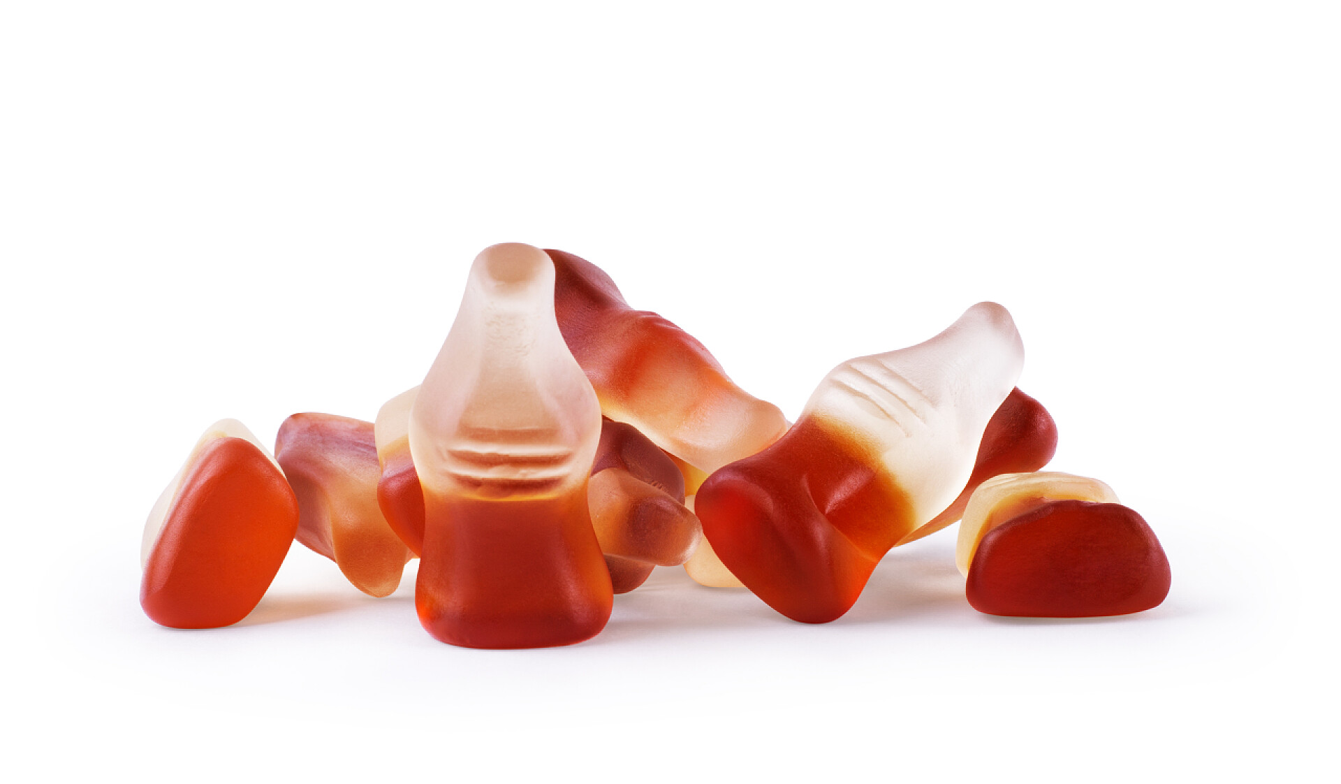 白色背景上的可乐味软糖零食