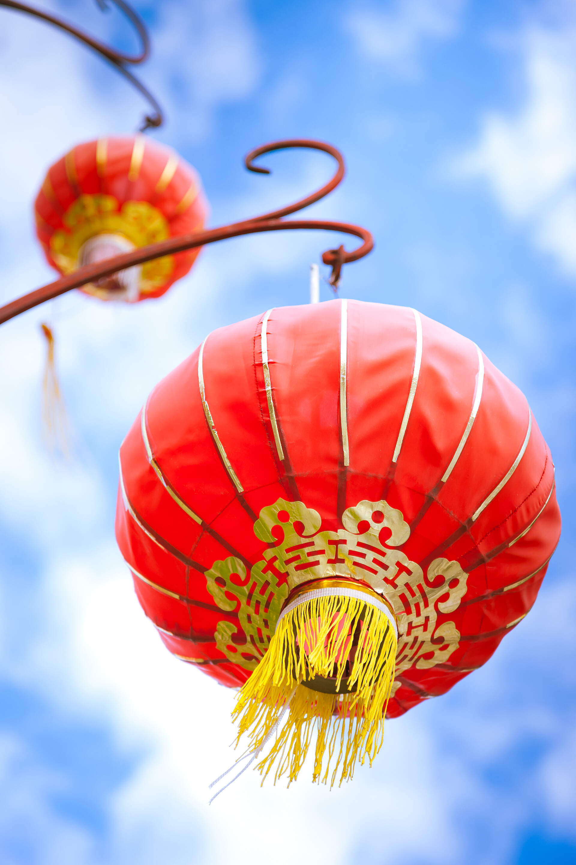 蓝色天空下的中国红灯笼中国传统节日春节装饰品