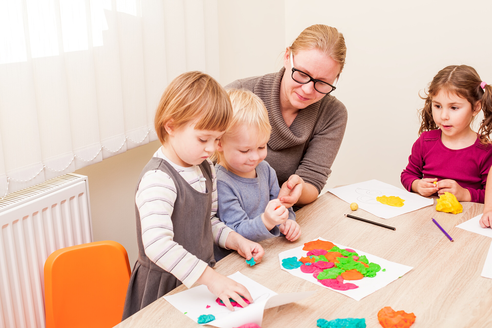 教育老师教导孩子们玩益智游戏