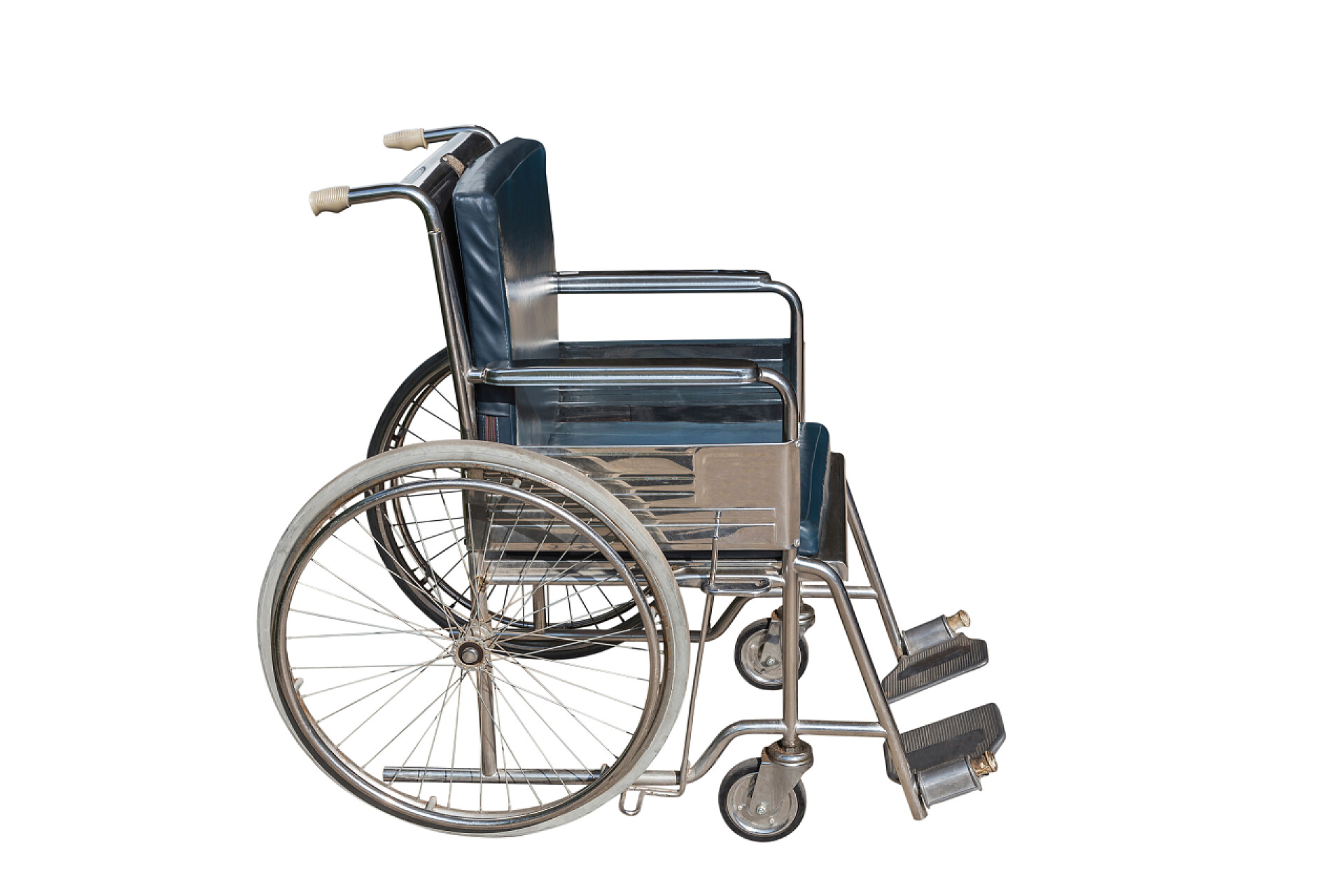 白色背景上的轮椅医疗健康