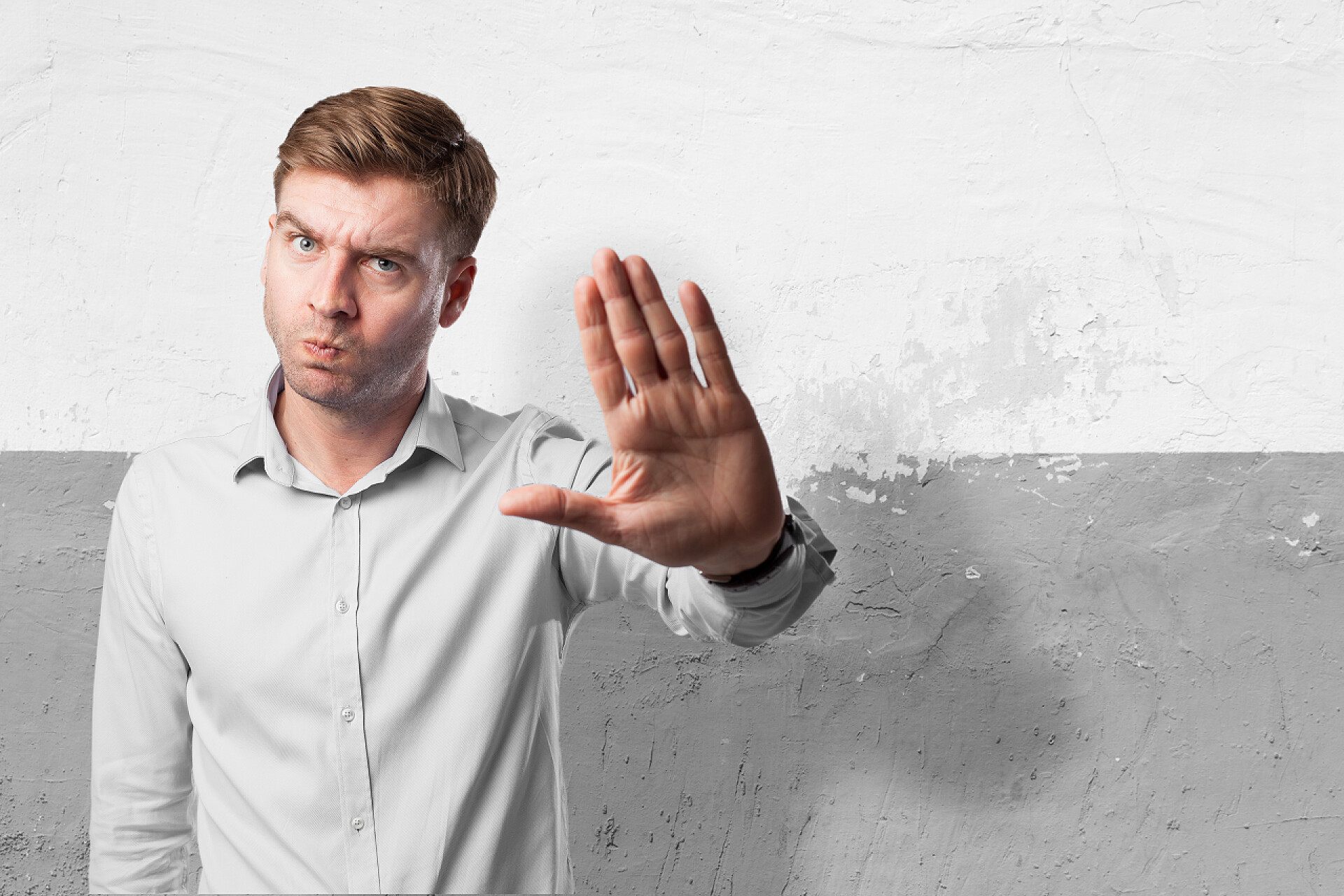 商务愤怒的商人做出停止手势