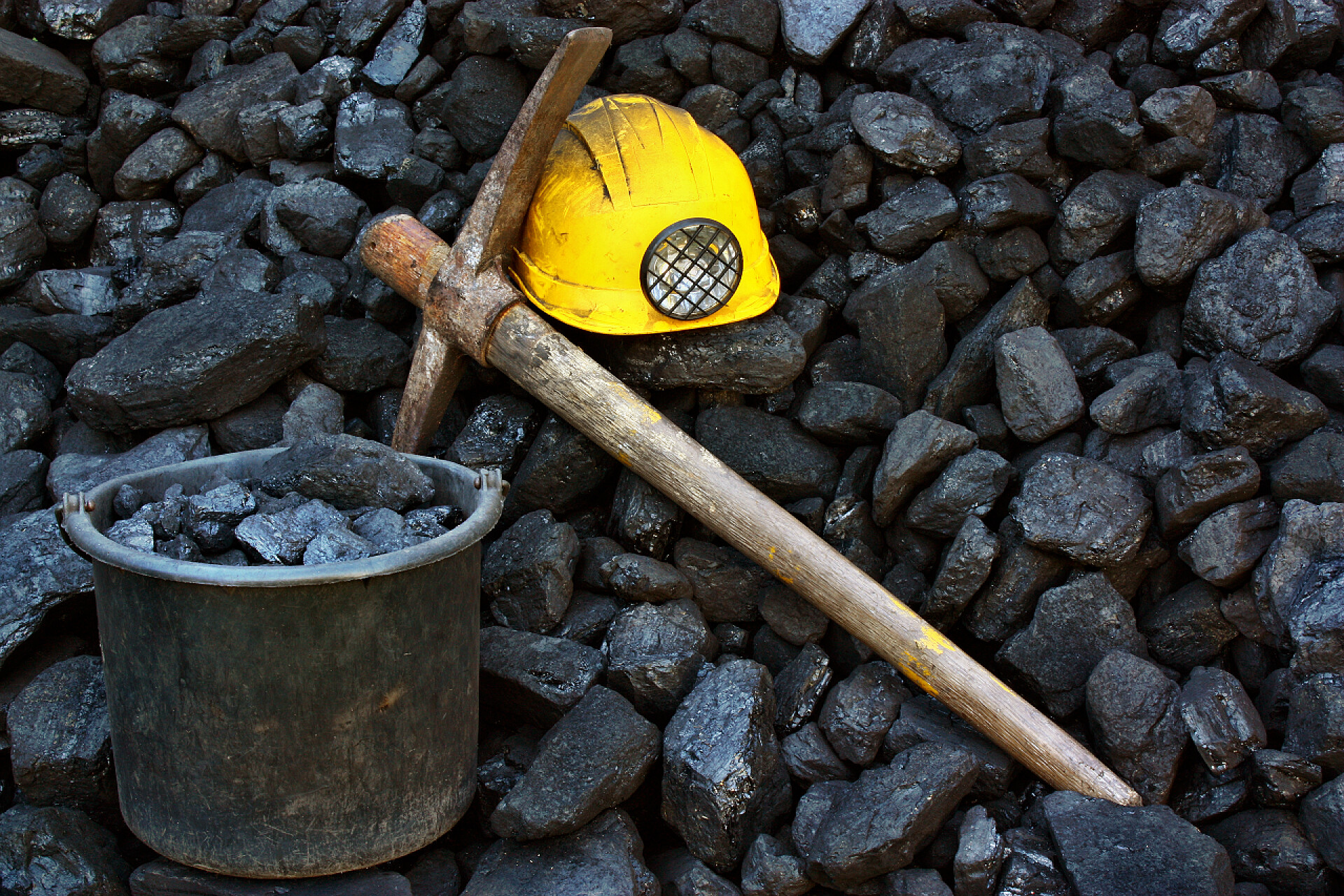 安全生产月安全生产煤炭堆上的采矿工具安全生产