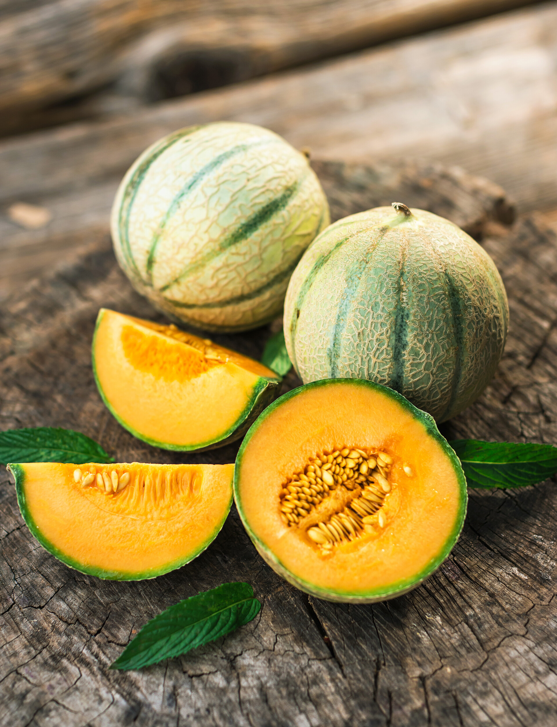 水果木制的桌子上新鲜成熟甜瓜