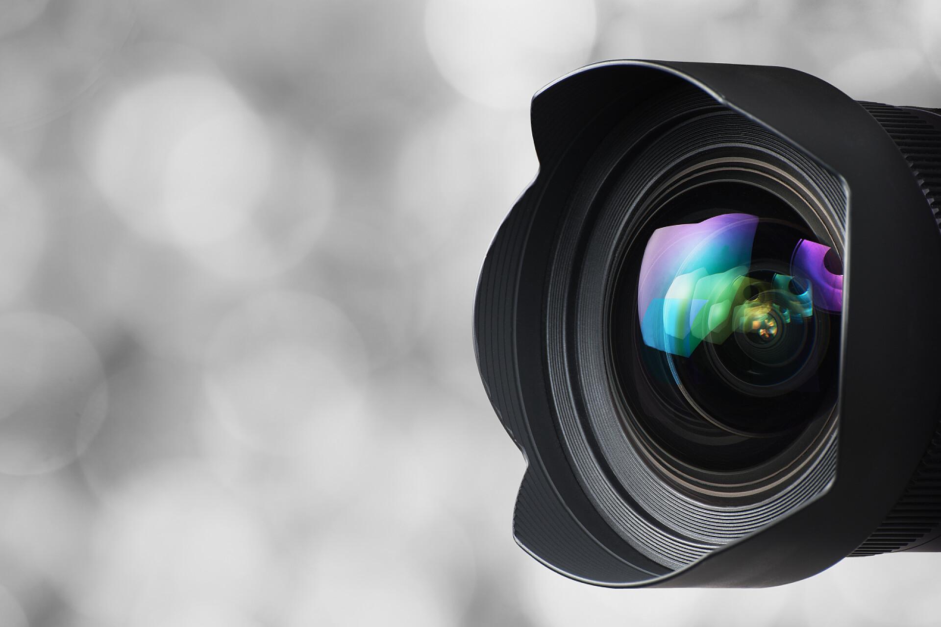 灰色的背景上的镜头摄影摄像