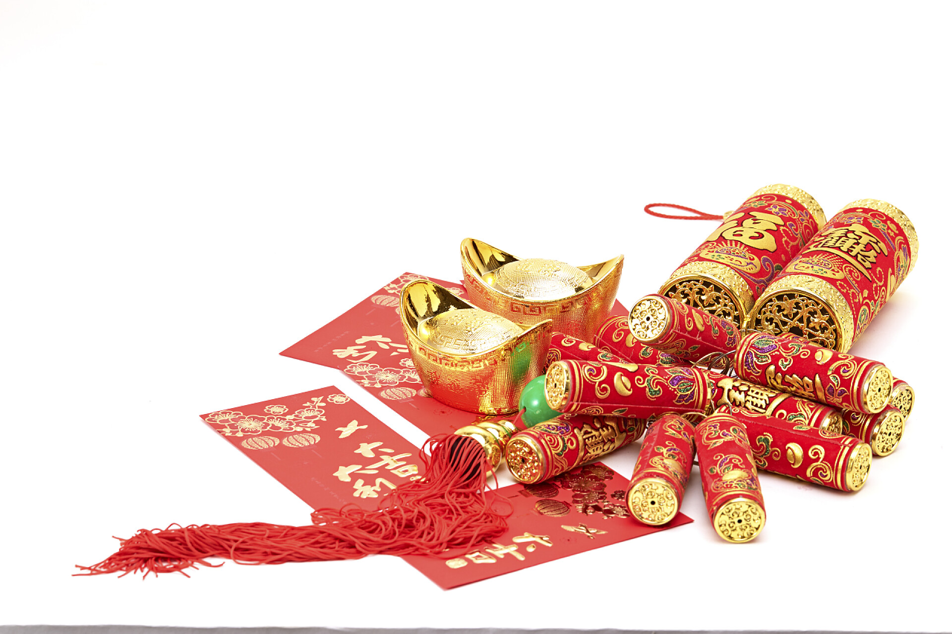 白色背景上的中国新年装饰品