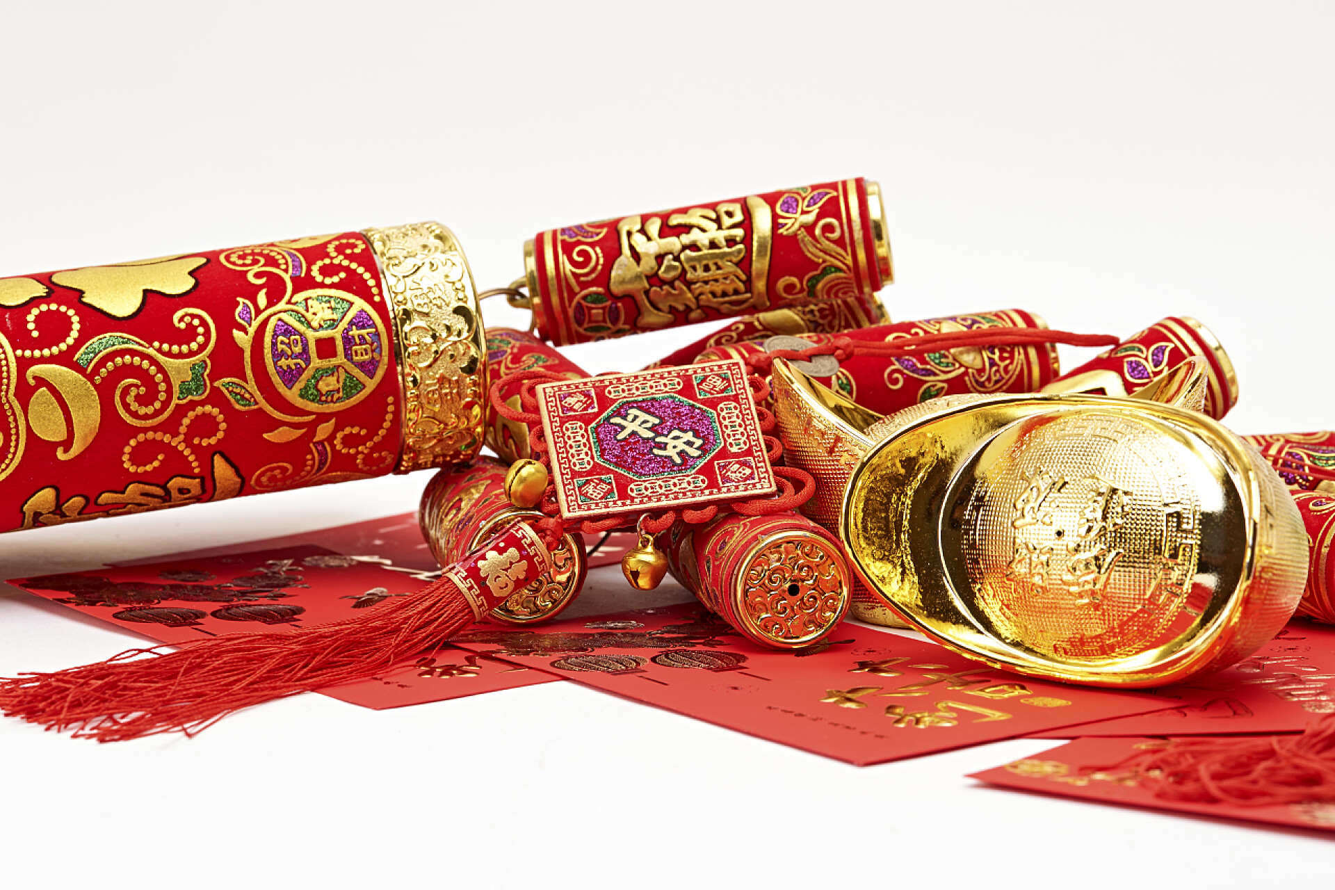 白色背景上的中国新年装饰品