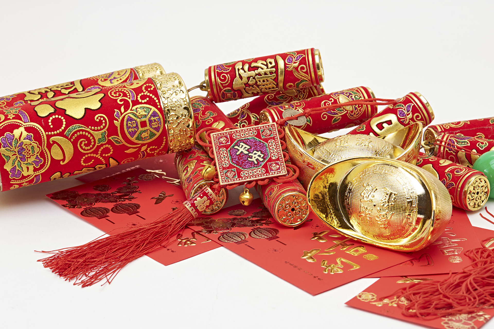 白色背景上的中国新年装饰品