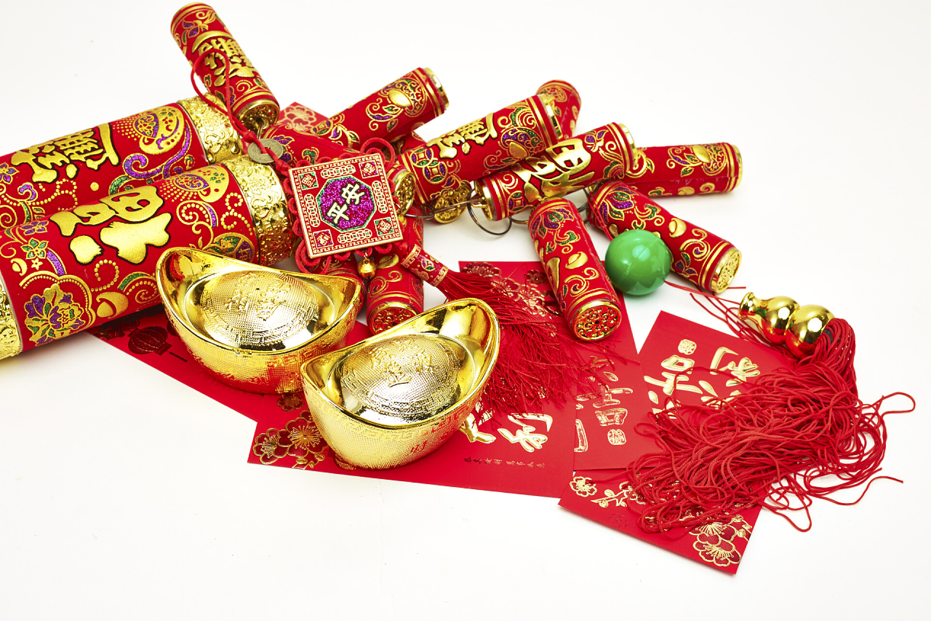白色背景上的中国新年装饰品