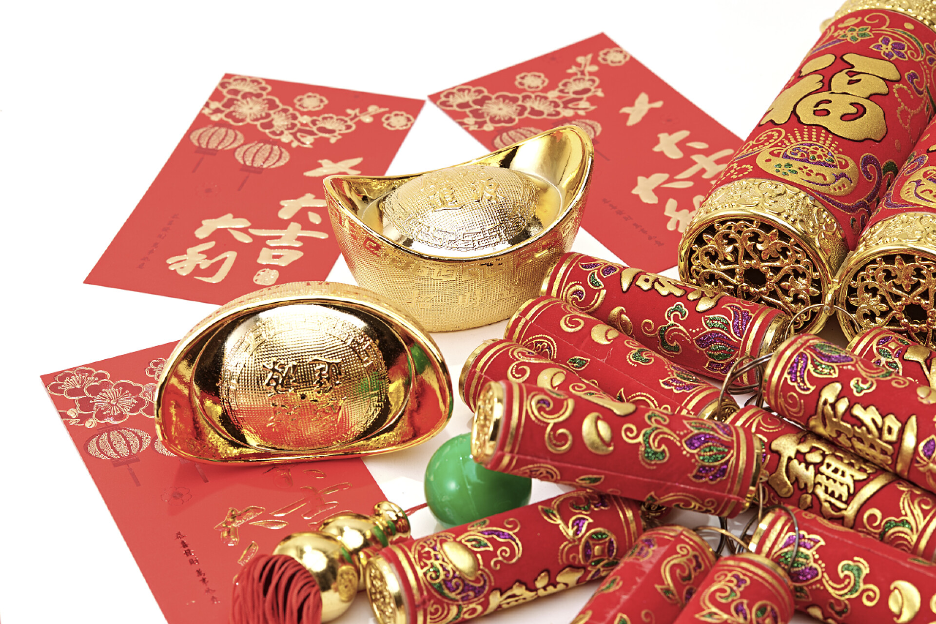 白色背景上的中国新年装饰品