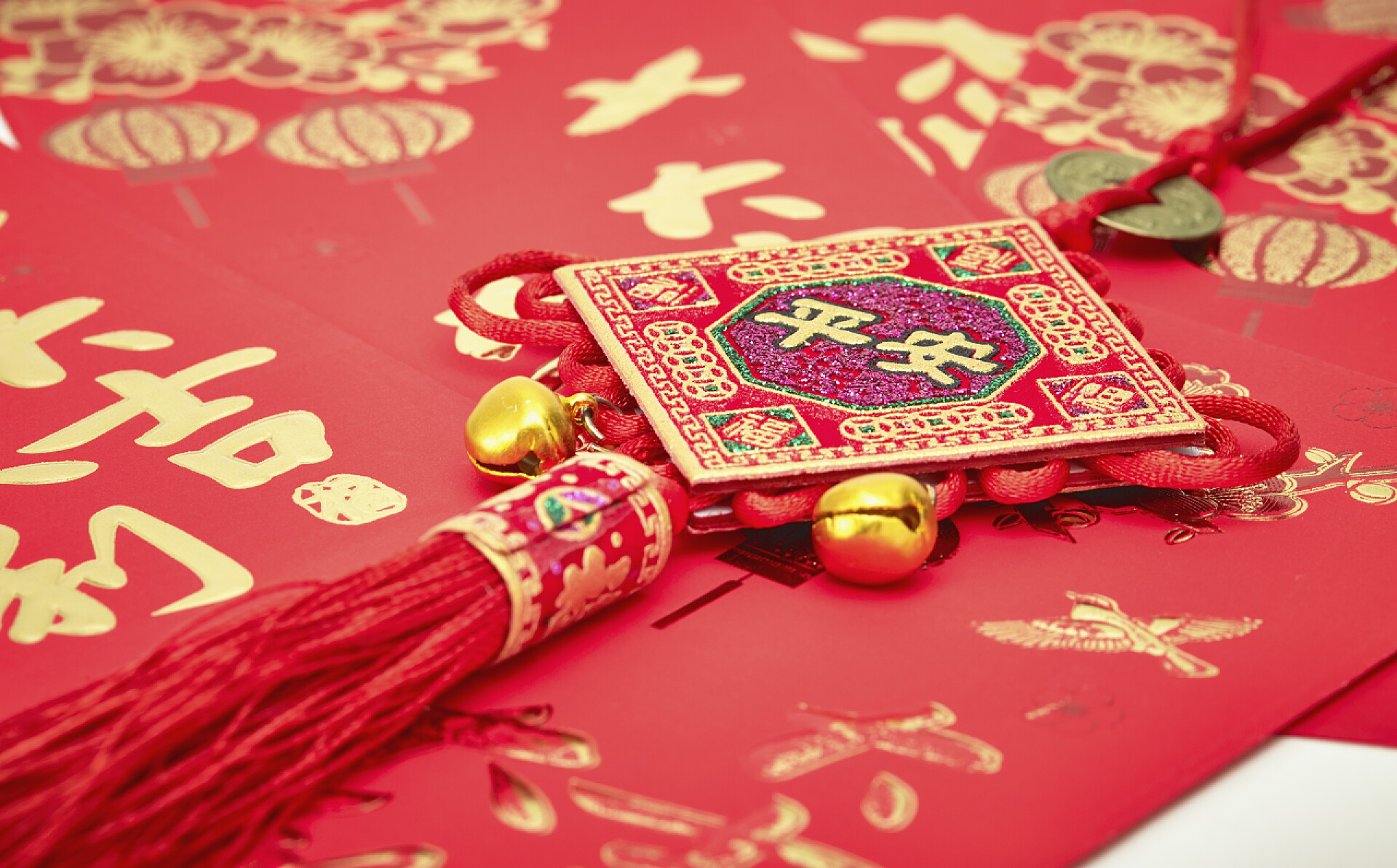 白色背景上的中国新年装饰品