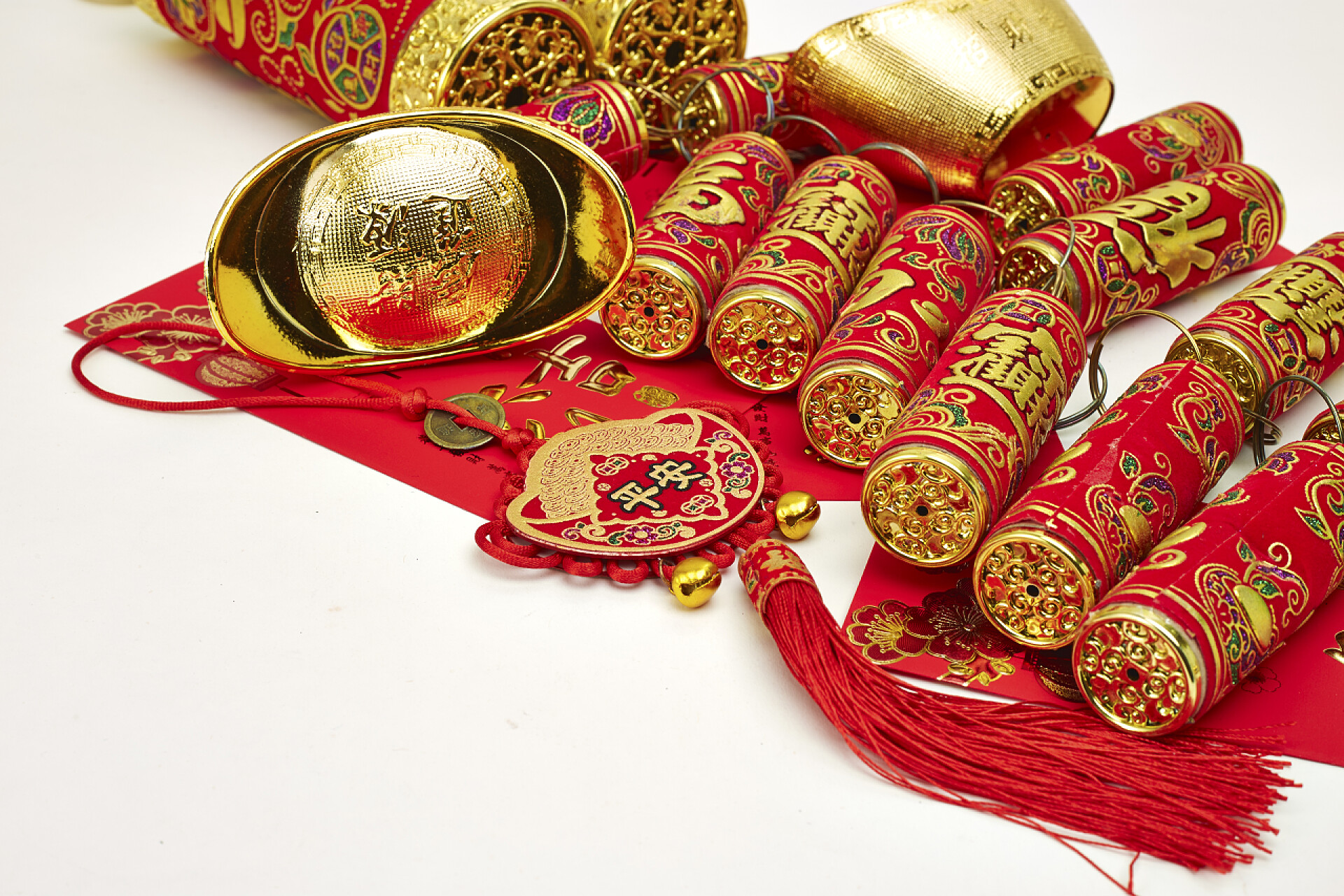 白色背景上的中国新年装饰品
