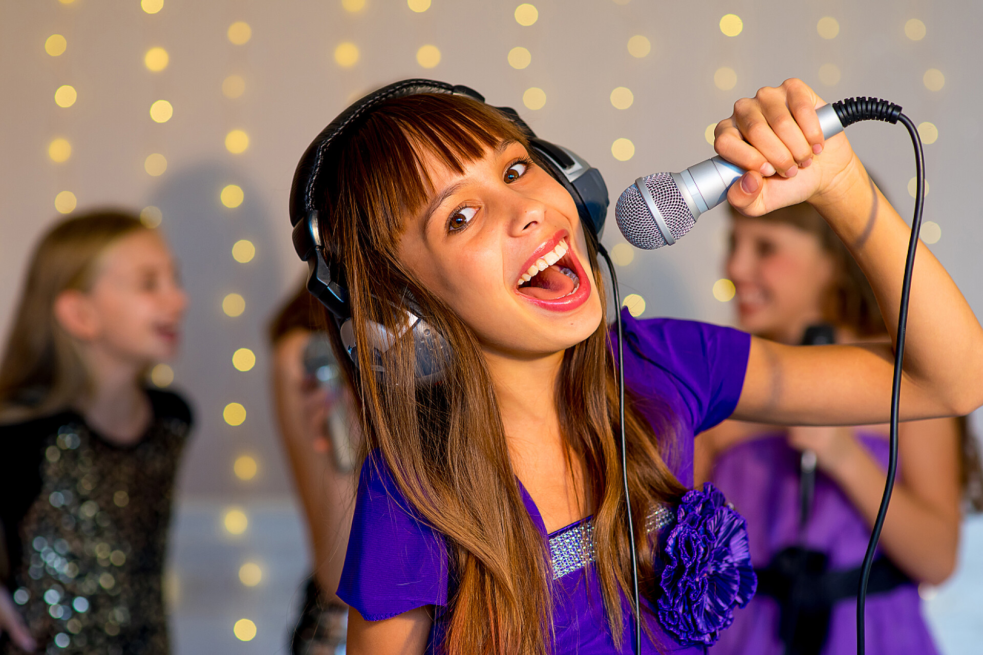 女孩们在唱卡拉OK休闲娱乐