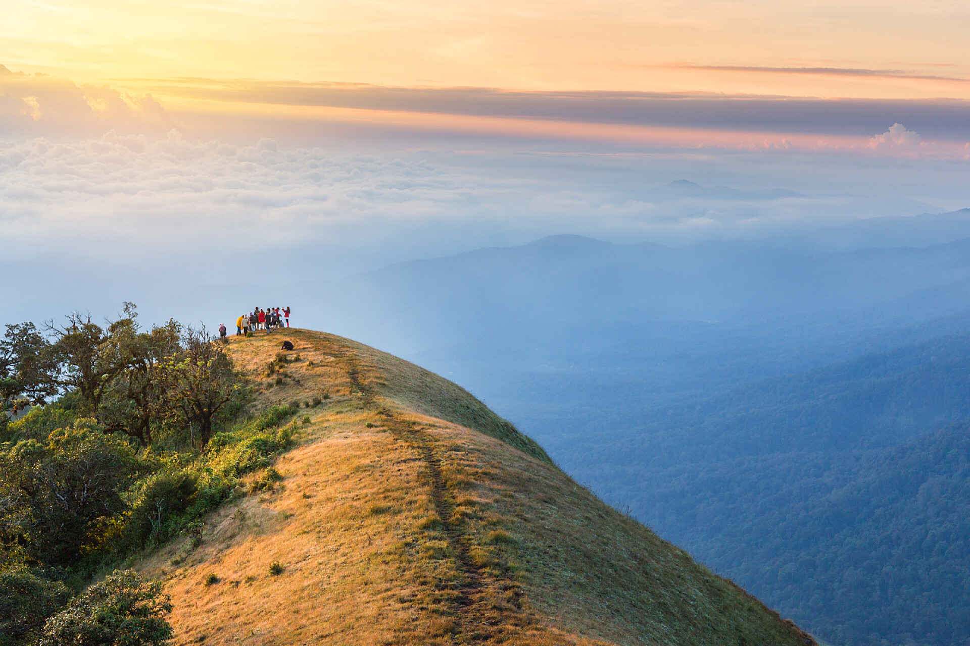 体育运动锻炼日出山顶徒步旅行的人