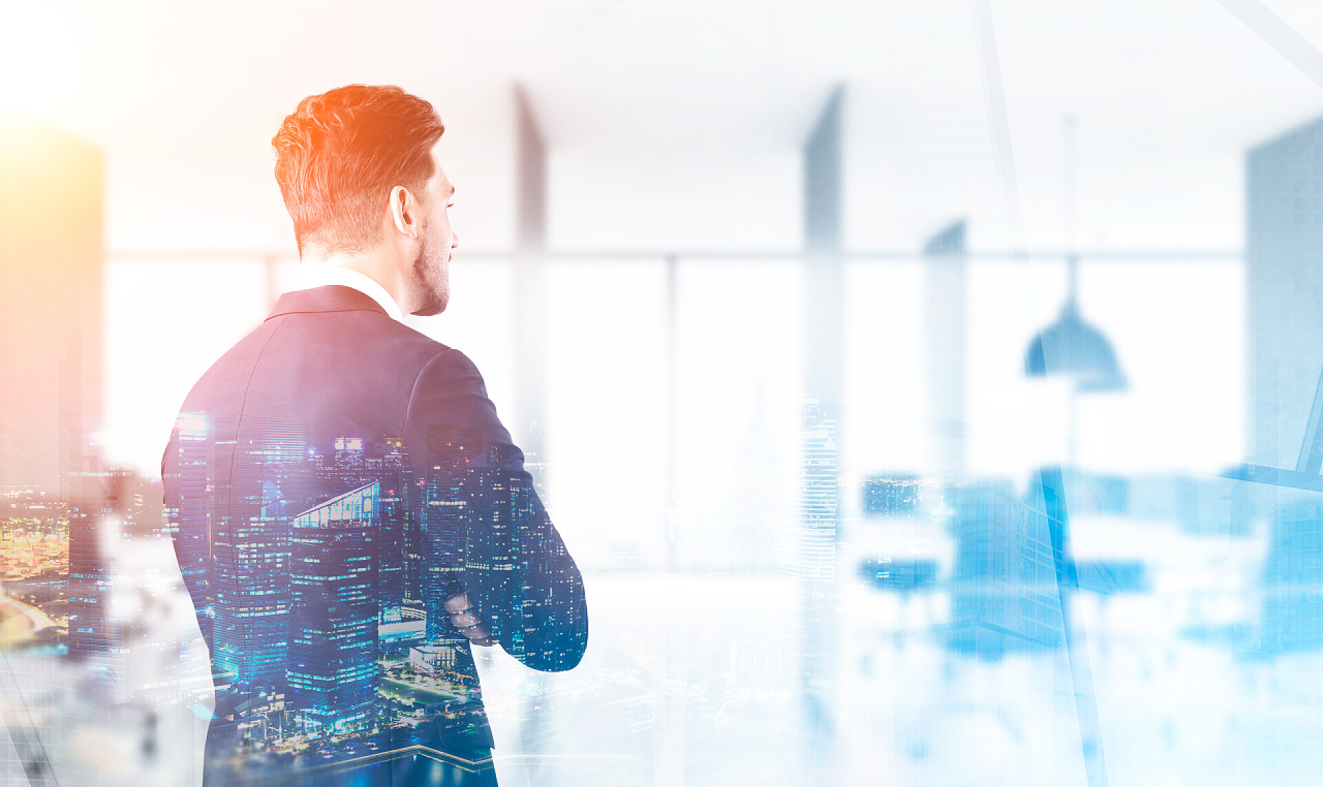 商务城市背景上商人看着窗外双重曝光他双臂交叉，看一看一个城市通过他的办公室窗口站胡子商人的后视镜。摩天大楼。色调的图像。小样。二次曝光