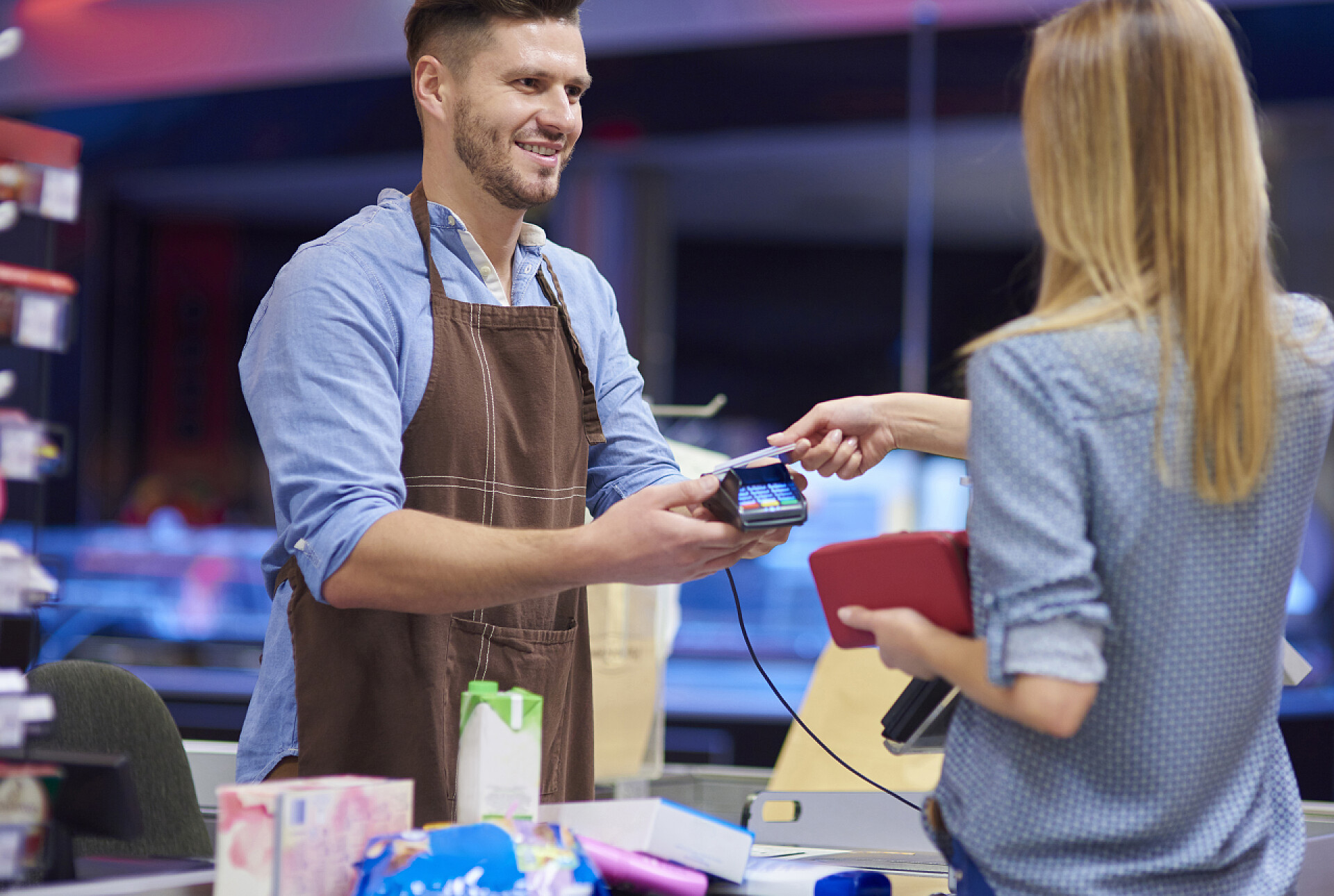 人物生活女人在购物时用卡片支付