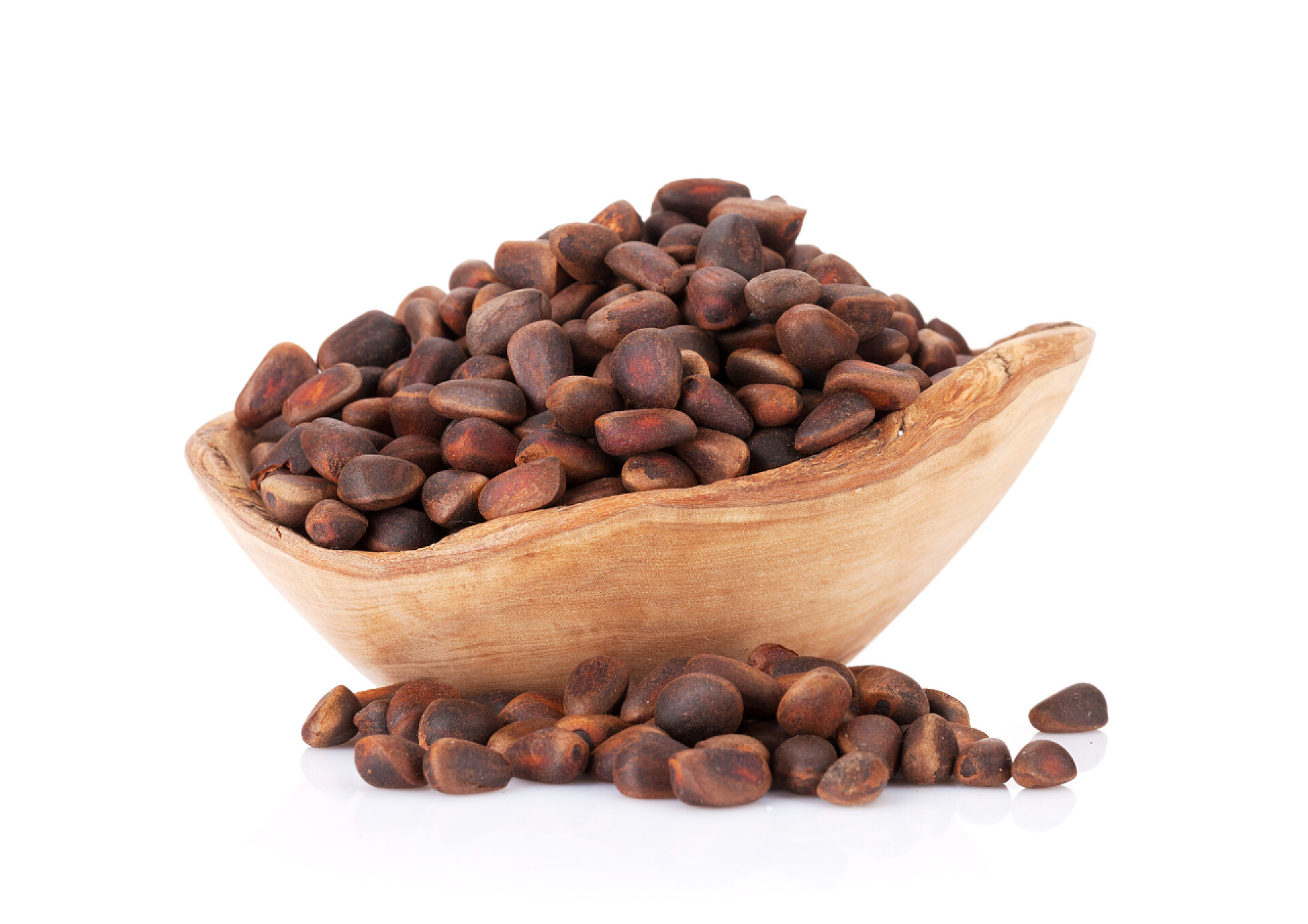 坚果白色背景上一碗松子仁